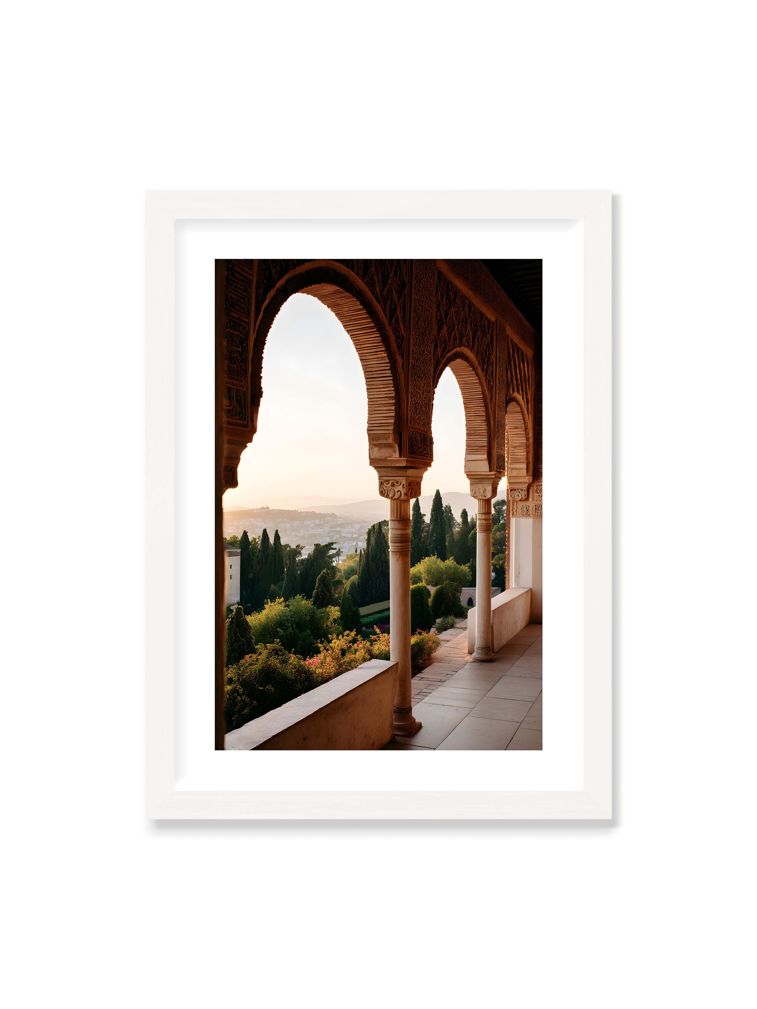 50x70 cm mit weißem Galerie-Rand mit weißem Rahmen – Blick durch die verzierten Bögen der Alhambra auf die Gärten und Hügel, erleuchtet von sanftem Licht.