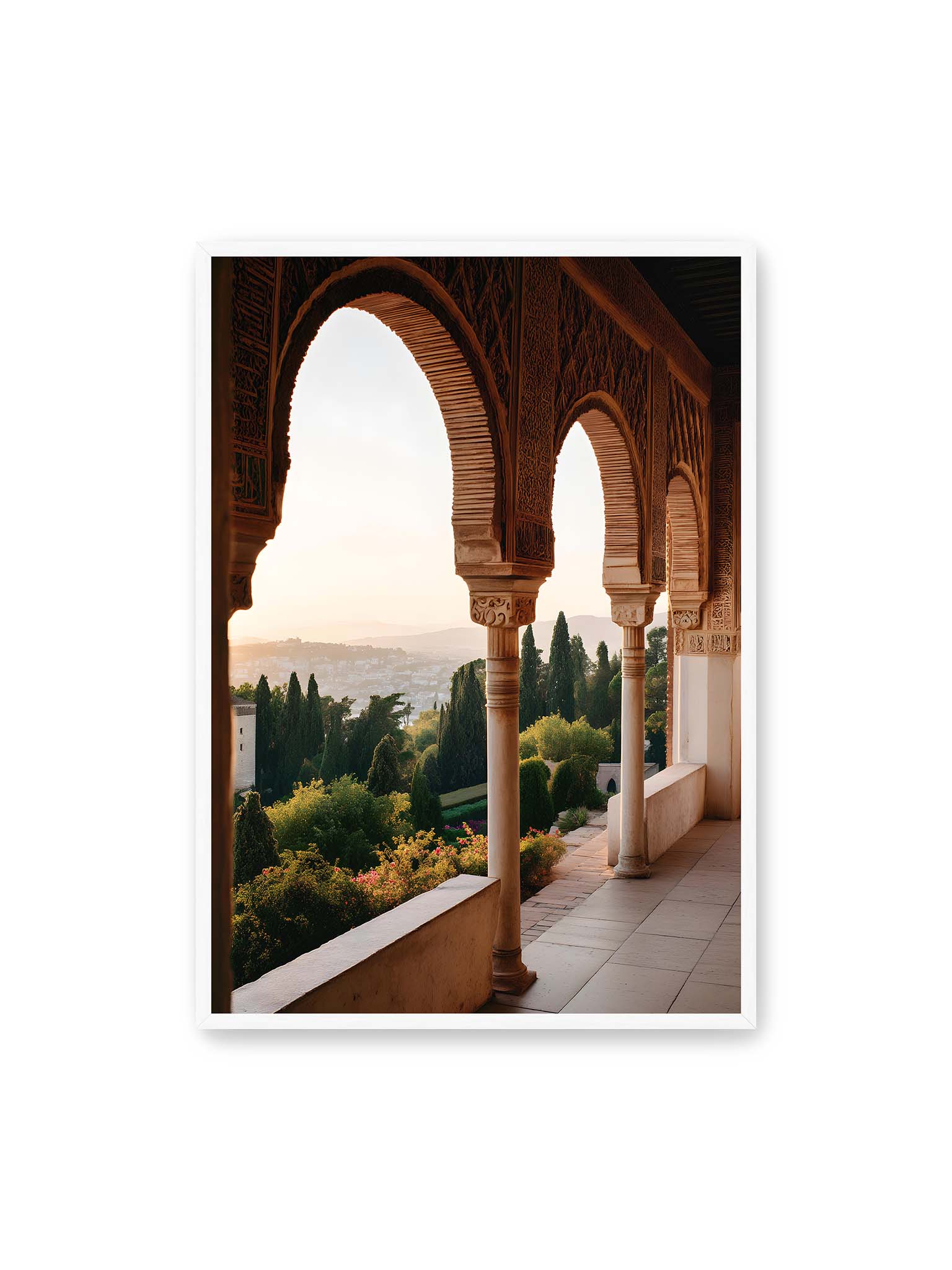 70x100 cm, weißer Rahmen – Blick durch die verzierten Bögen der Alhambra auf die Gärten und Hügel, erleuchtet von sanftem Licht.