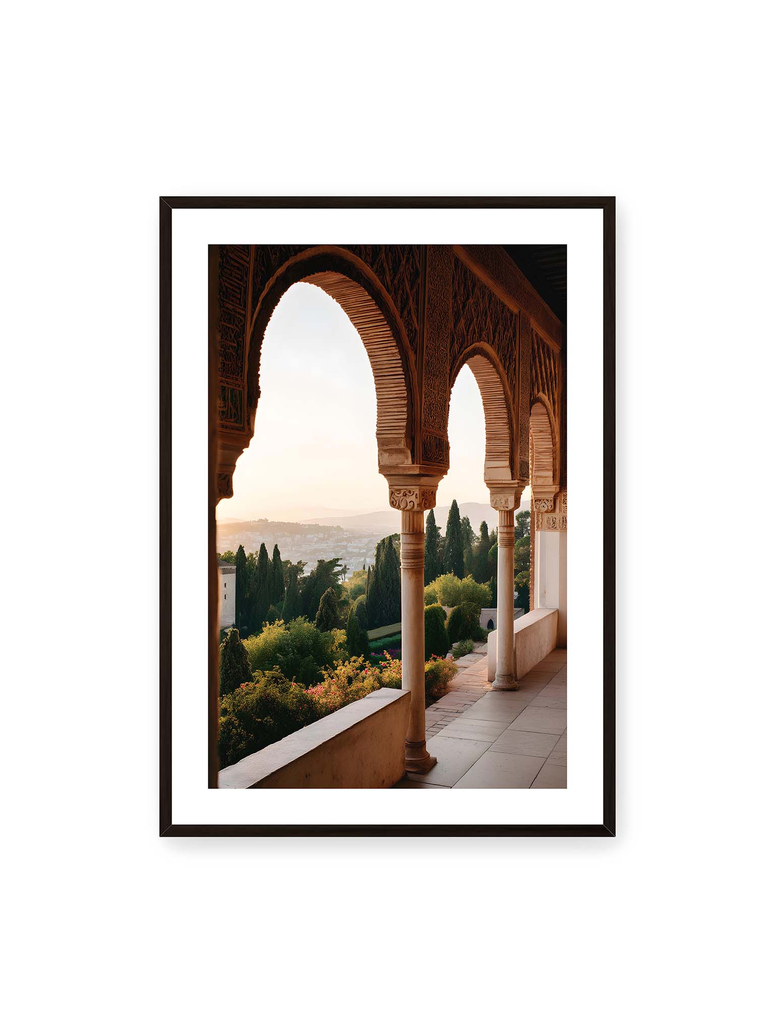 70x100 cm, weißer Galerie-Rand, schwarzer Rahmen – Blick durch die verzierten Bögen der Alhambra auf die Gärten und Hügel, erleuchtet von sanftem Licht.