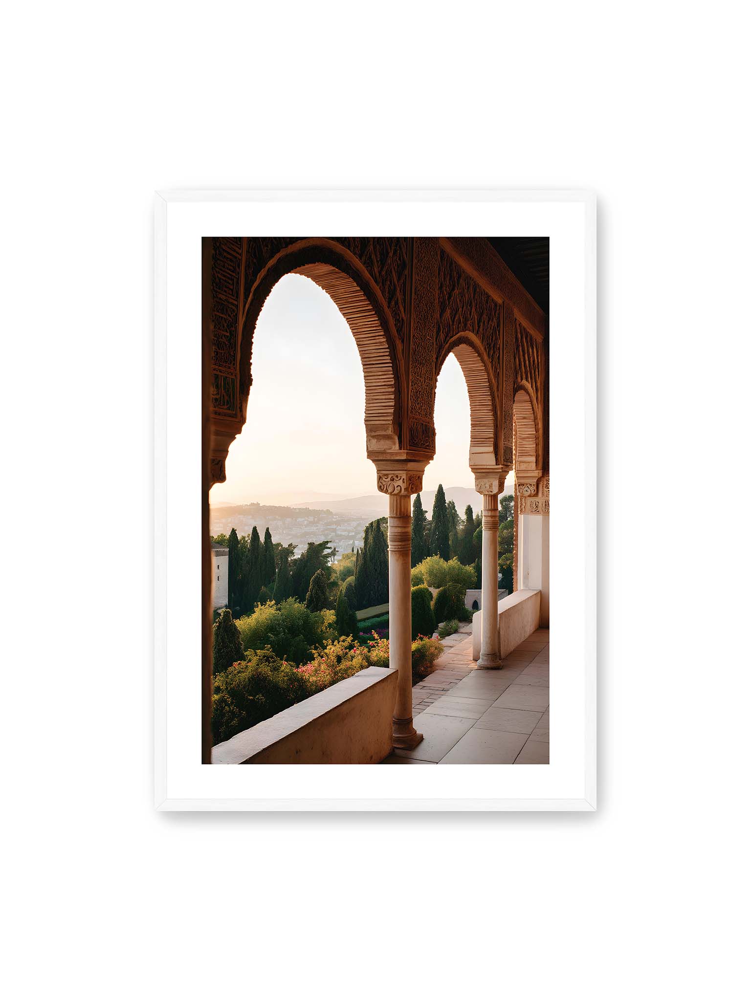 70x100 cm, weißer Galerie-Rand, weißer Rahmen – Blick durch die verzierten Bögen der Alhambra auf die Gärten und Hügel, erleuchtet von sanftem Licht.