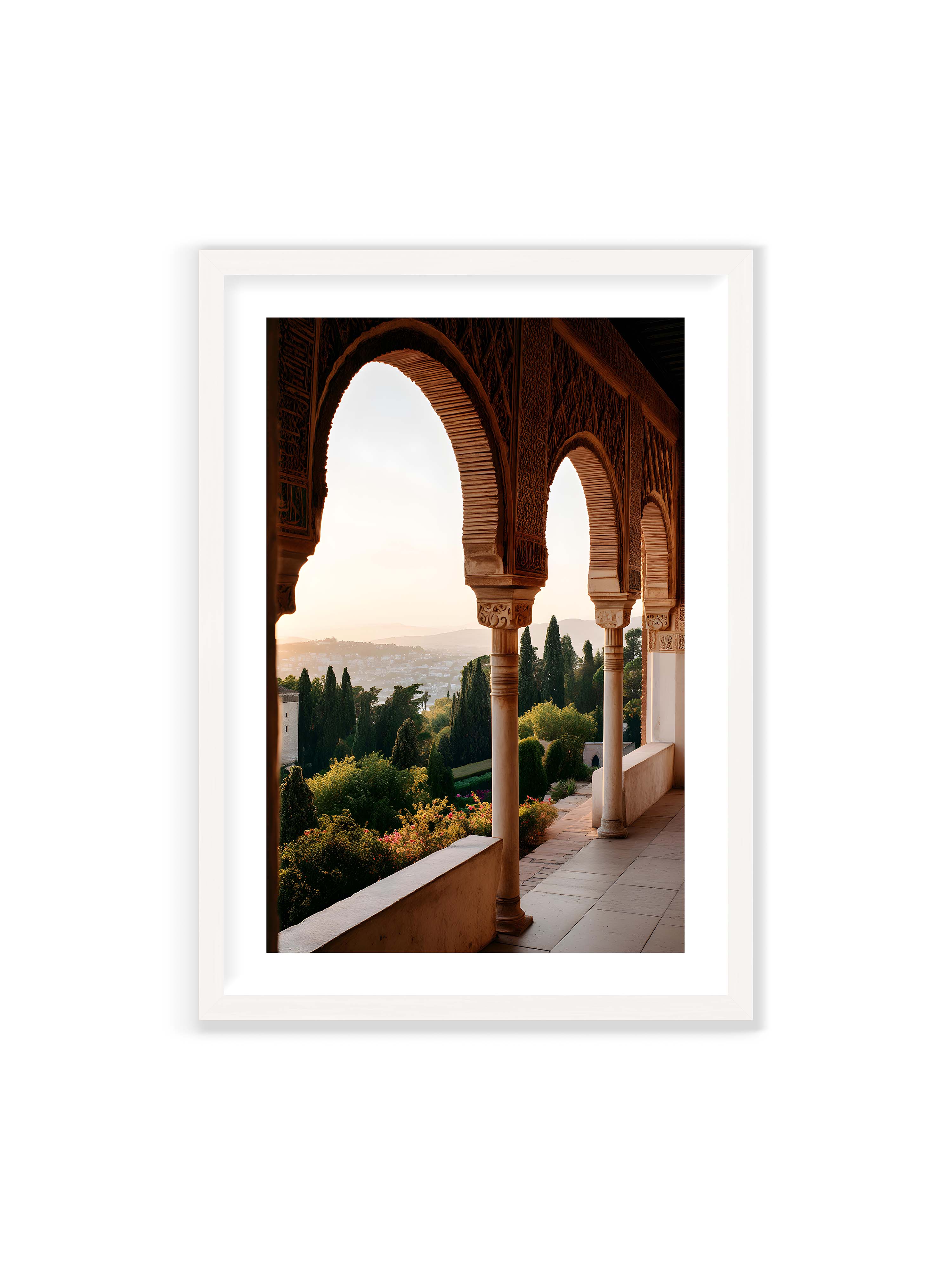 70x100 cm mit weißem Galerie-Rand mit weißem Rahmen – Blick durch die verzierten Bögen der Alhambra auf die Gärten und Hügel, erleuchtet von sanftem Licht.