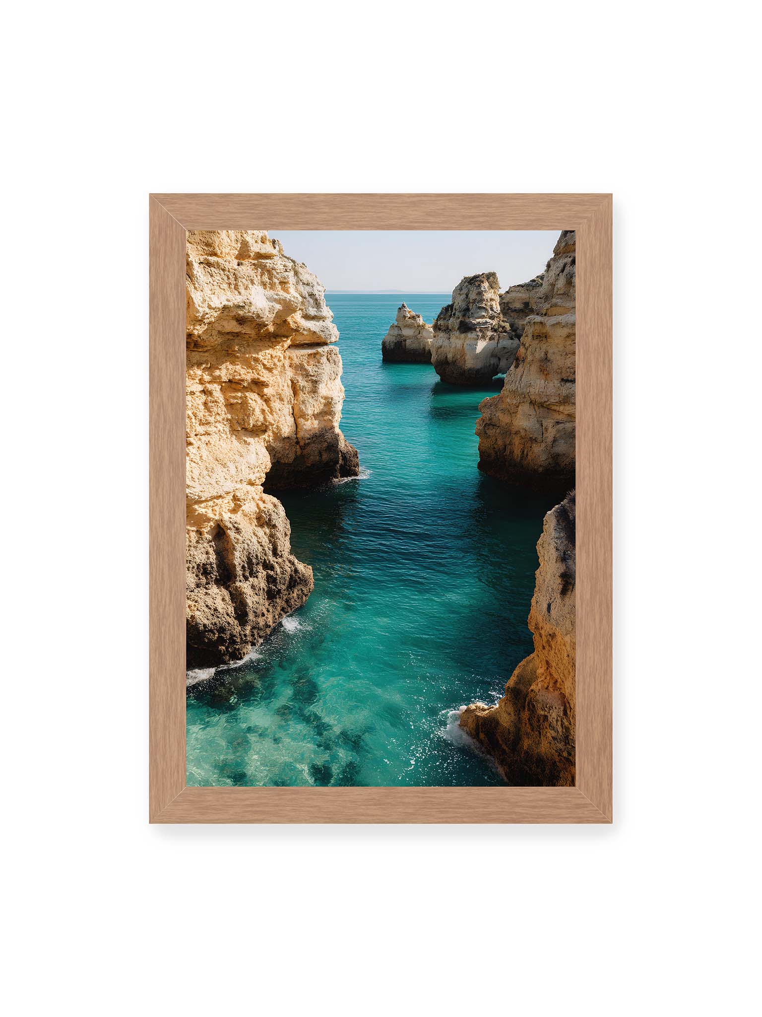 21x30 cm, Eichenrahmen – Mehrere Felsen an einer Küste der Algarve, umgeben von klarem, türkisfarbenem Wasser, das sanft an die Klippen schwappt.