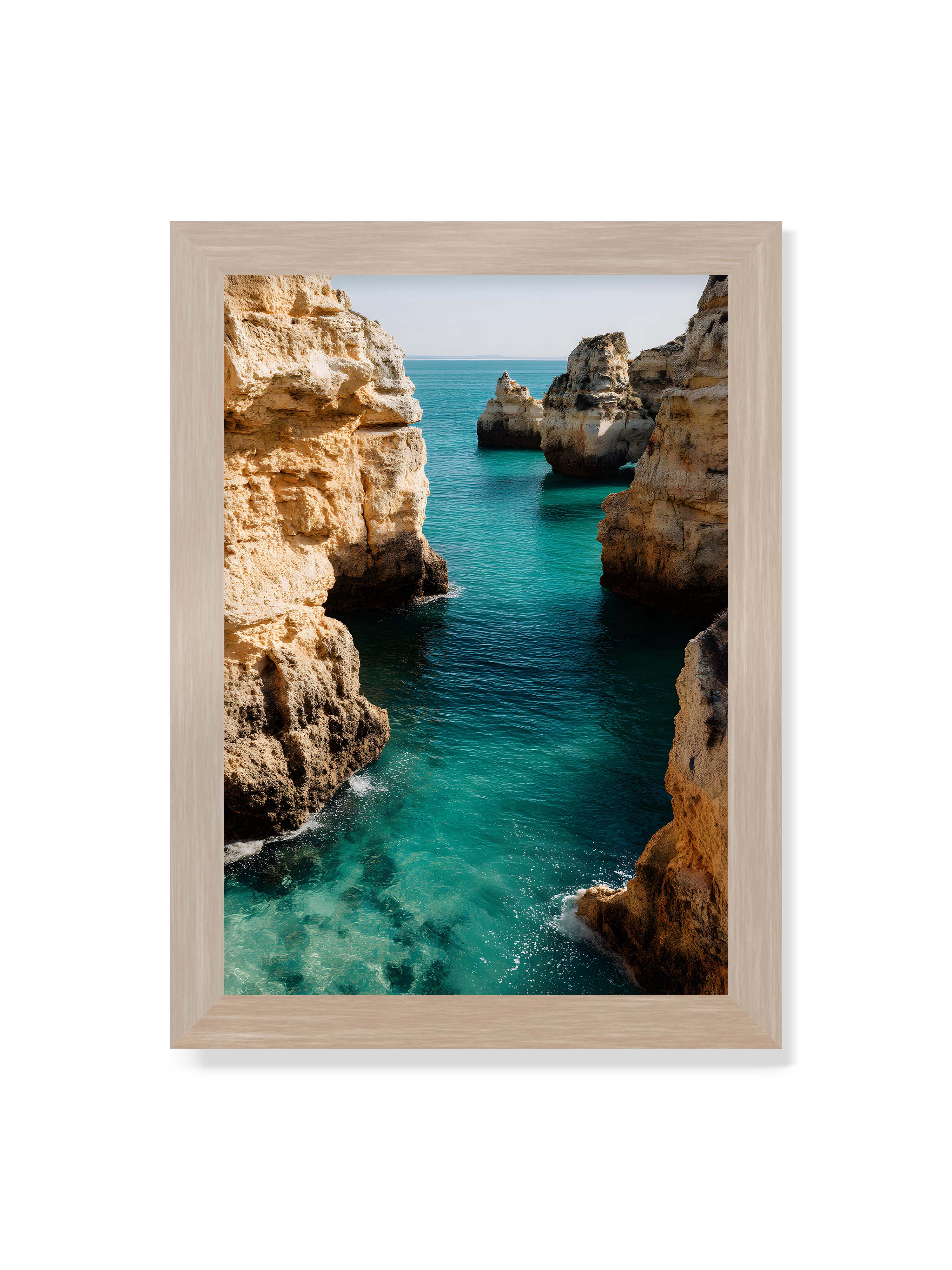 21x30 cm ohne Galerie-Rand im Eichenrahmen – Felsen an einer Küste, umgeben von klarem, türkisfarbenem Wasser, das sanft an die Klippen schwappt.