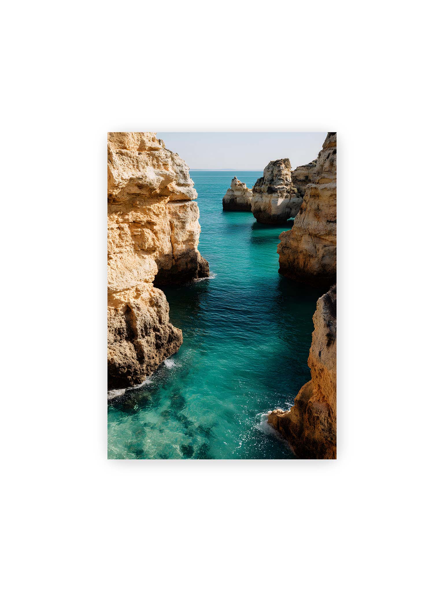 21x30 cm – Mehrere Felsen an einer Küste der Algarve, umgeben von klarem, türkisfarbenem Wasser, das sanft an die Klippen schwappt.