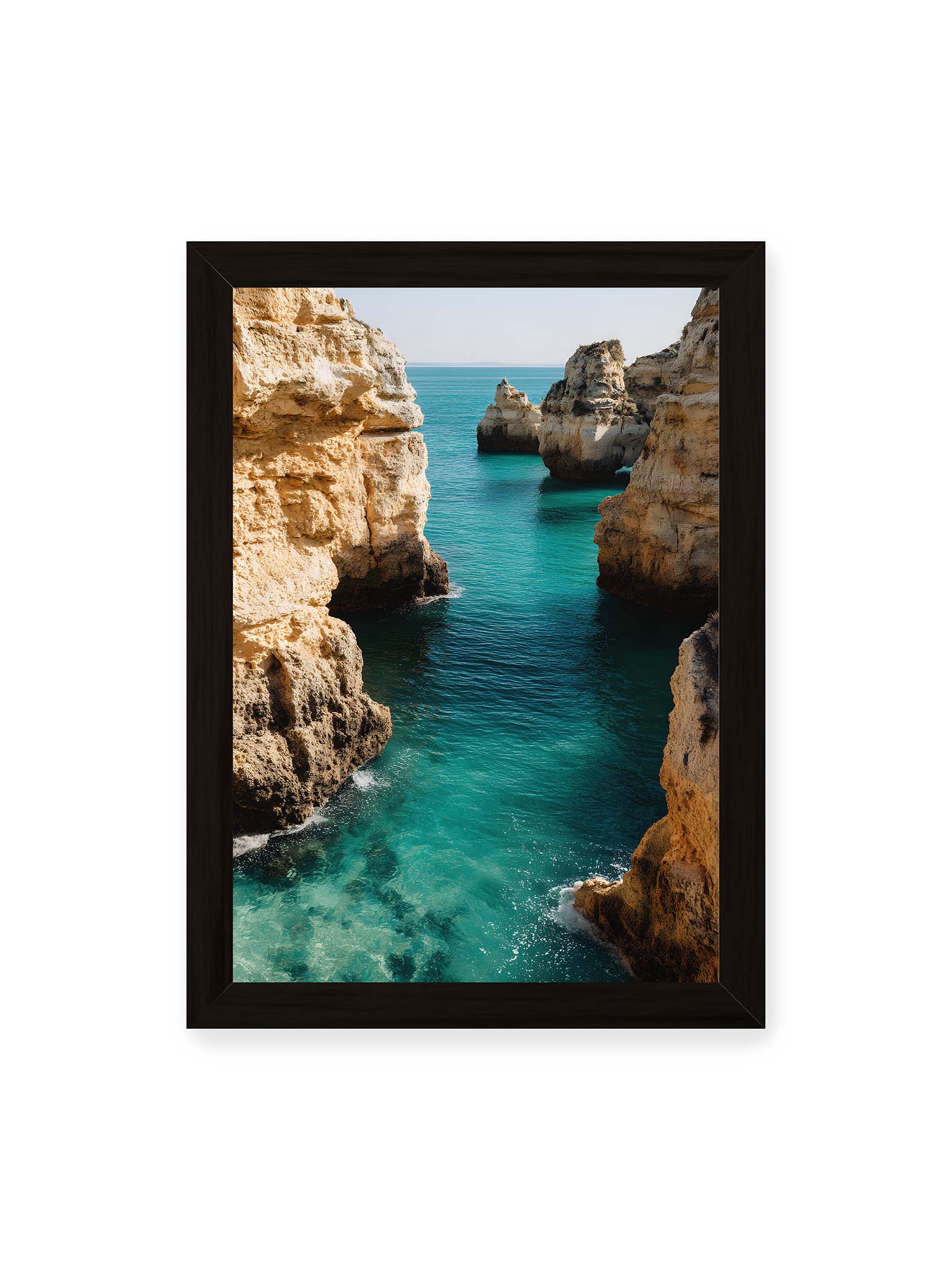 21x30 cm, schwarzer Rahmen – Mehrere Felsen an einer Küste der Algarve, umgeben von klarem, türkisfarbenem Wasser, das sanft an die Klippen schwappt.