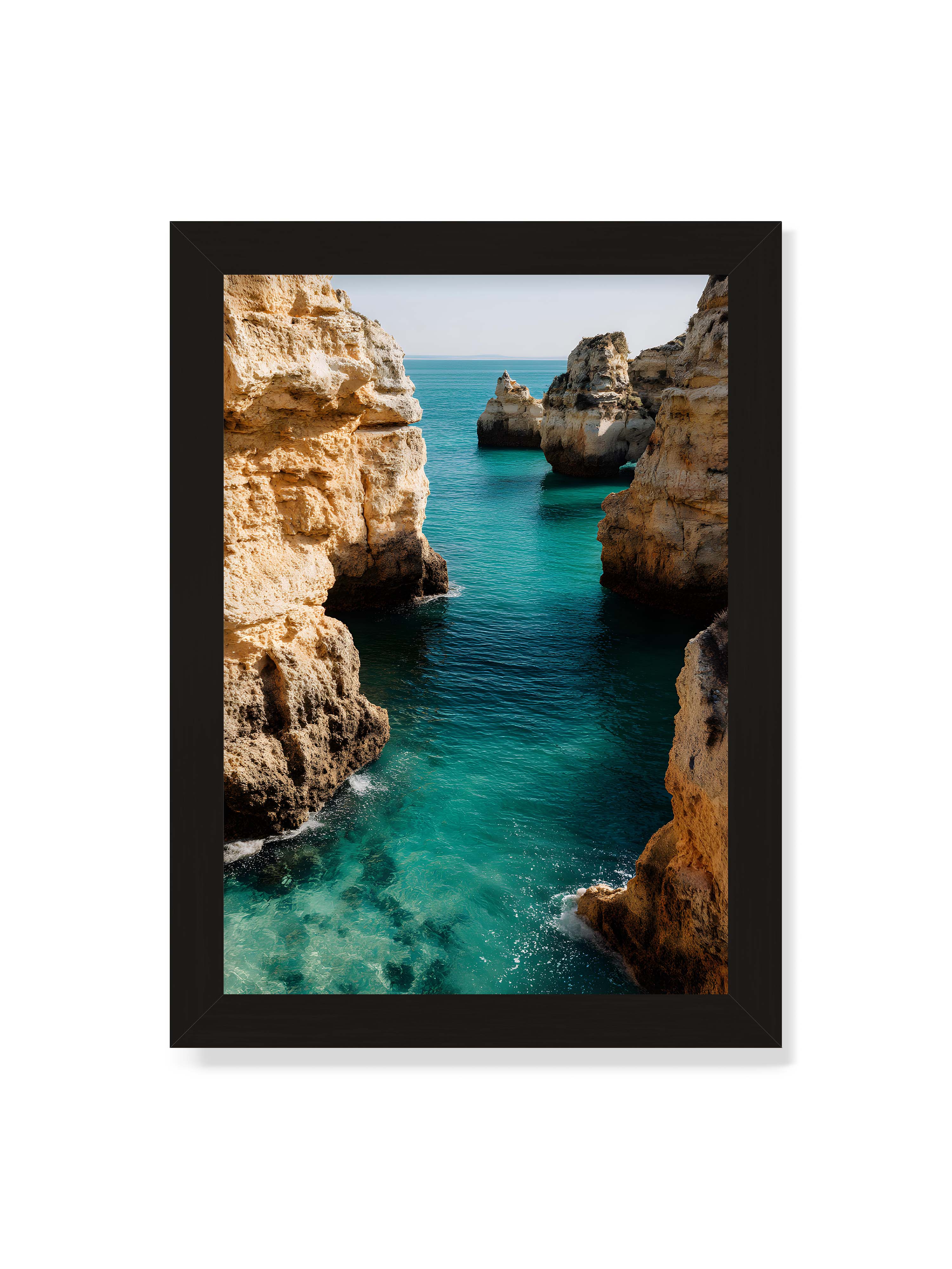 21x30 cm ohne Galerie-Rand mit schwarzem Rahmen – Felsen an einer Küste, umgeben von klarem, türkisfarbenem Wasser, das sanft an die Klippen schwappt.