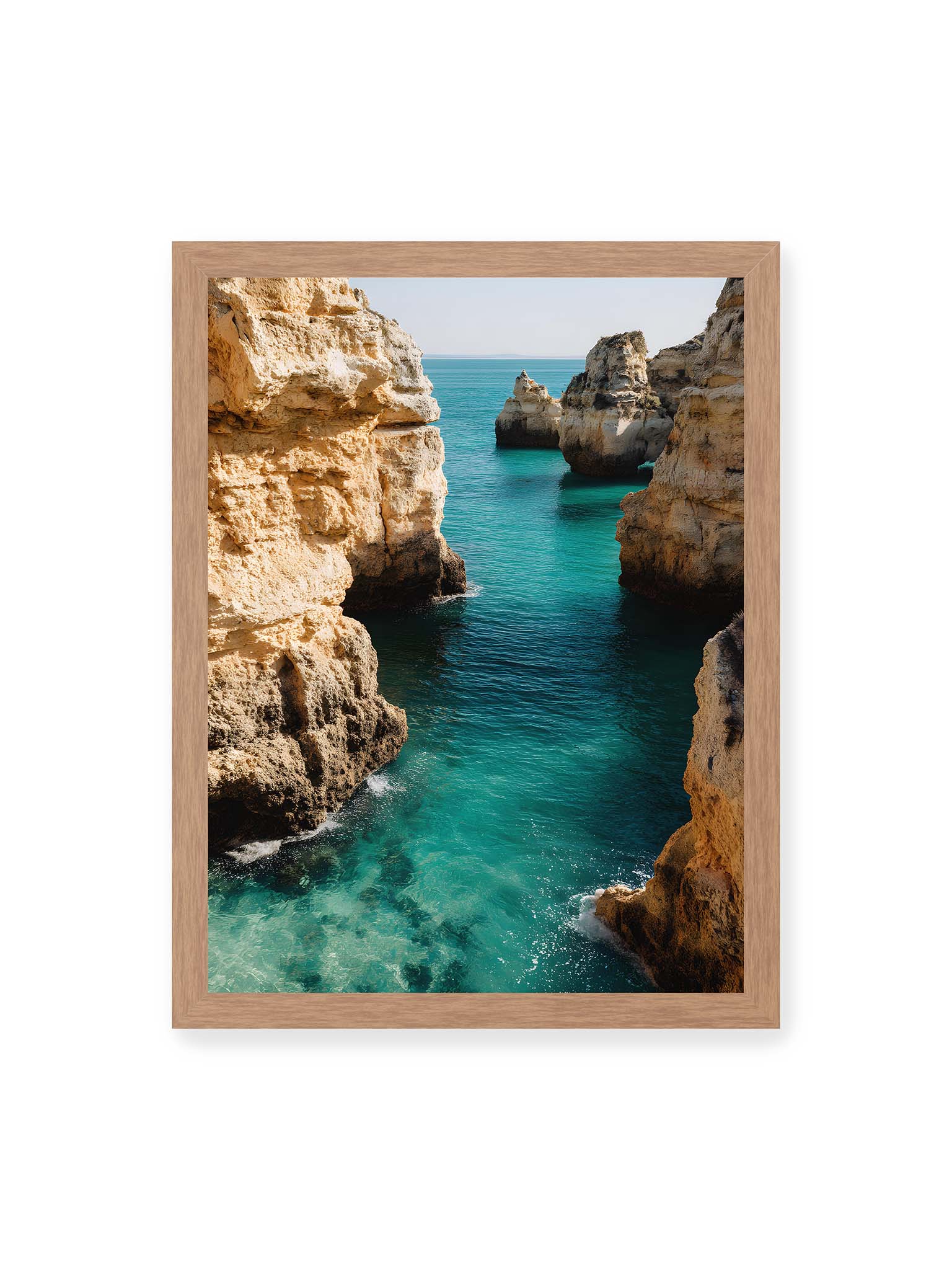 30x40 cm, Eichenrahmen – Mehrere Felsen an einer Küste der Algarve, umgeben von klarem, türkisfarbenem Wasser, das sanft an die Klippen schwappt.