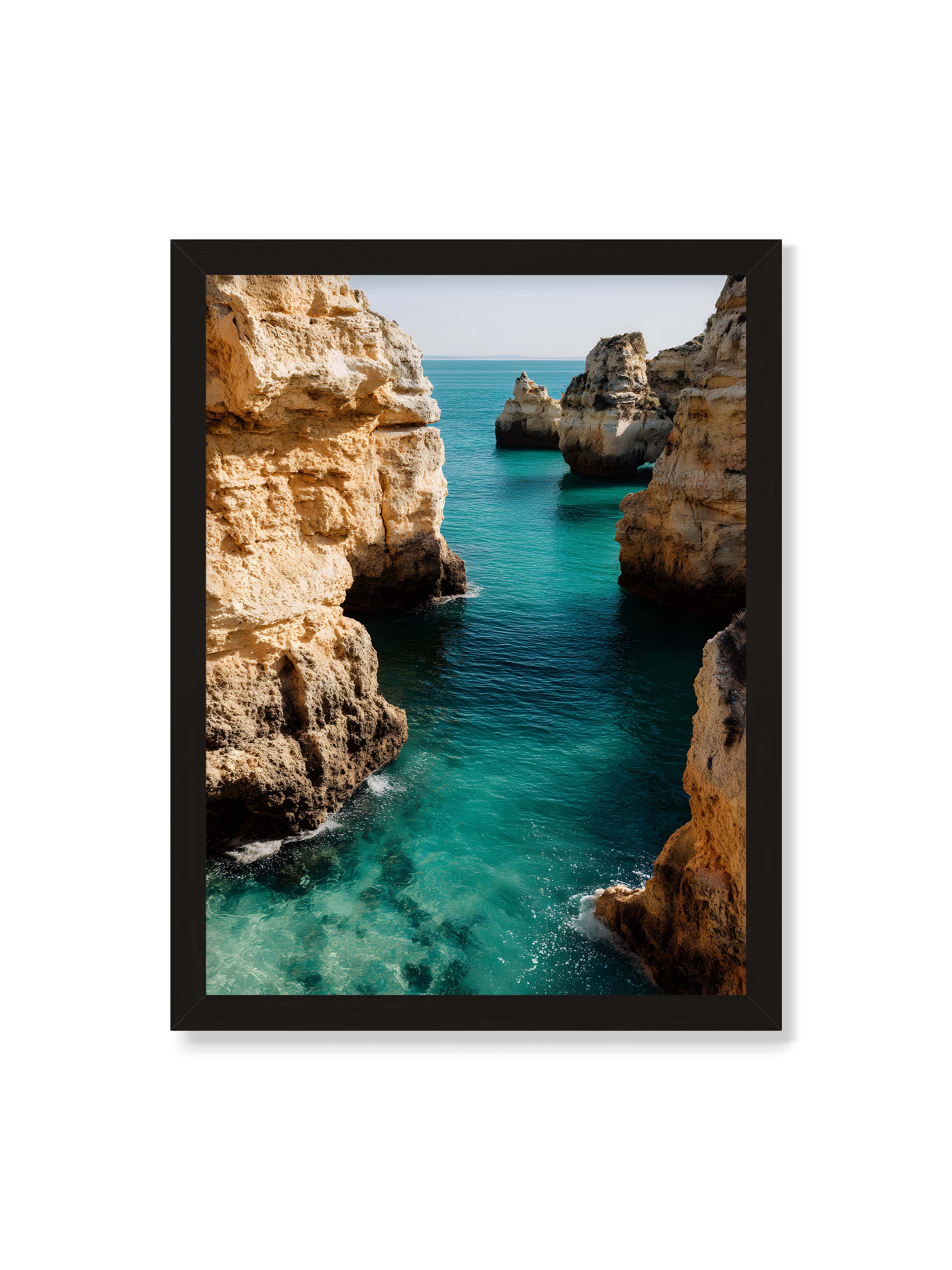 30x40 cm ohne Galerie-Rand mit schwarzem Rahmen – Felsen an einer Küste, umgeben von klarem, türkisfarbenem Wasser, das sanft an die Klippen schwappt.