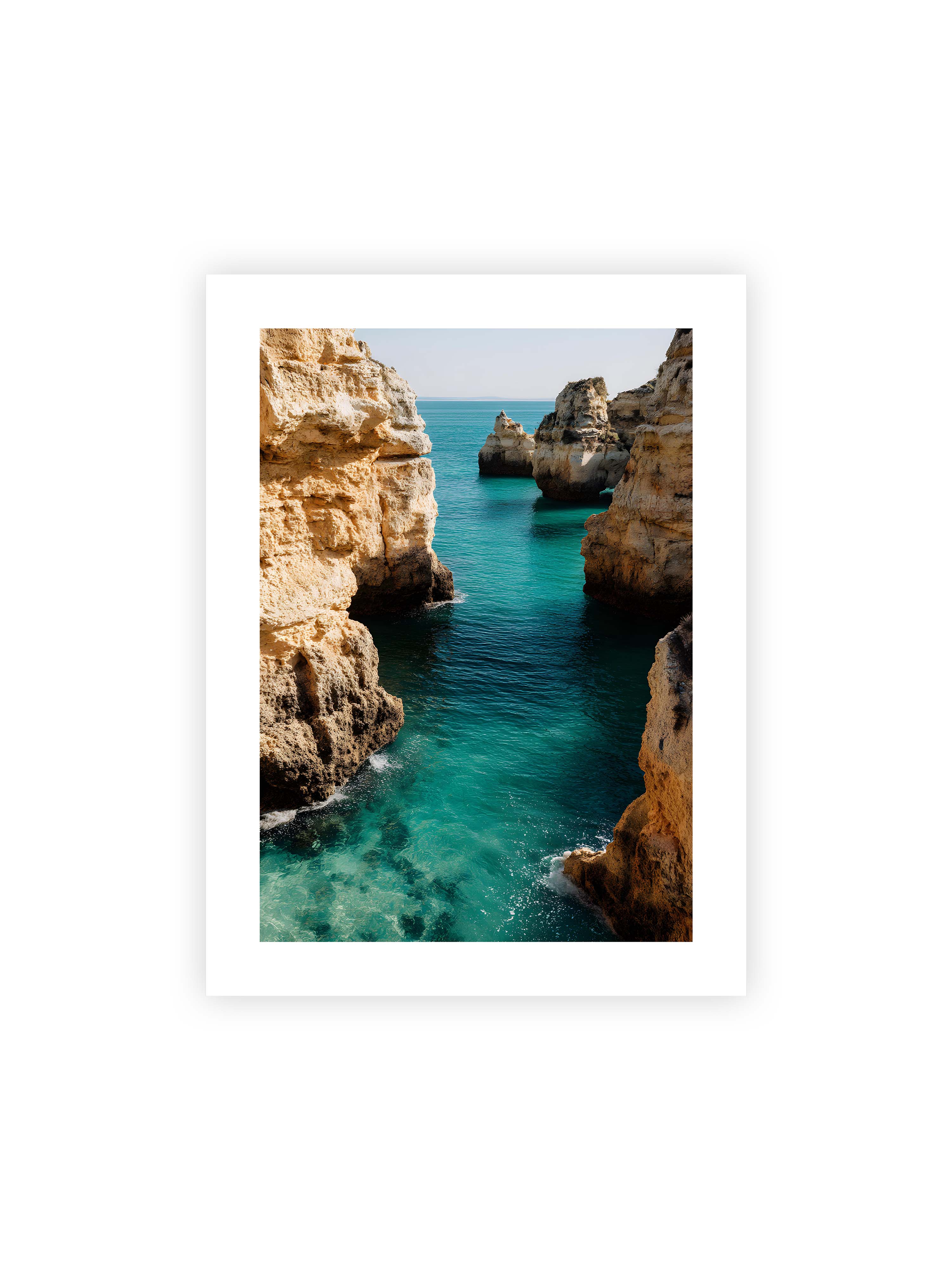 30x40 cm mit weißem Galerie-Rand ohne Rahmen – Felsen an einer Küste, umgeben von klarem, türkisfarbenem Wasser, das sanft an die Klippen schwappt.