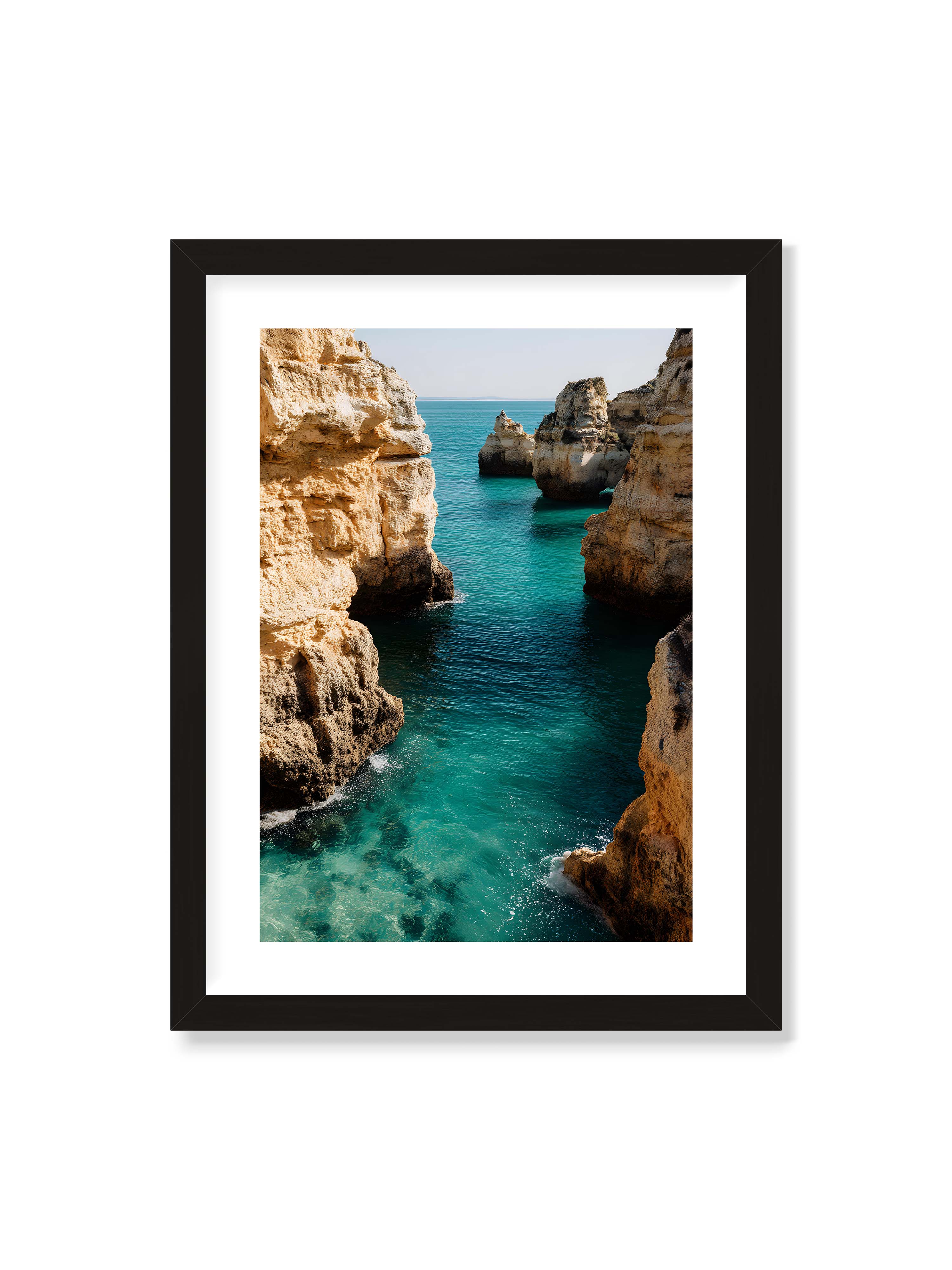 30x40 cm mit weißem Galerie-Rand mit schwarzem Rahmen – Felsen an einer Küste, umgeben von klarem, türkisfarbenem Wasser, das sanft an die Klippen schwappt.