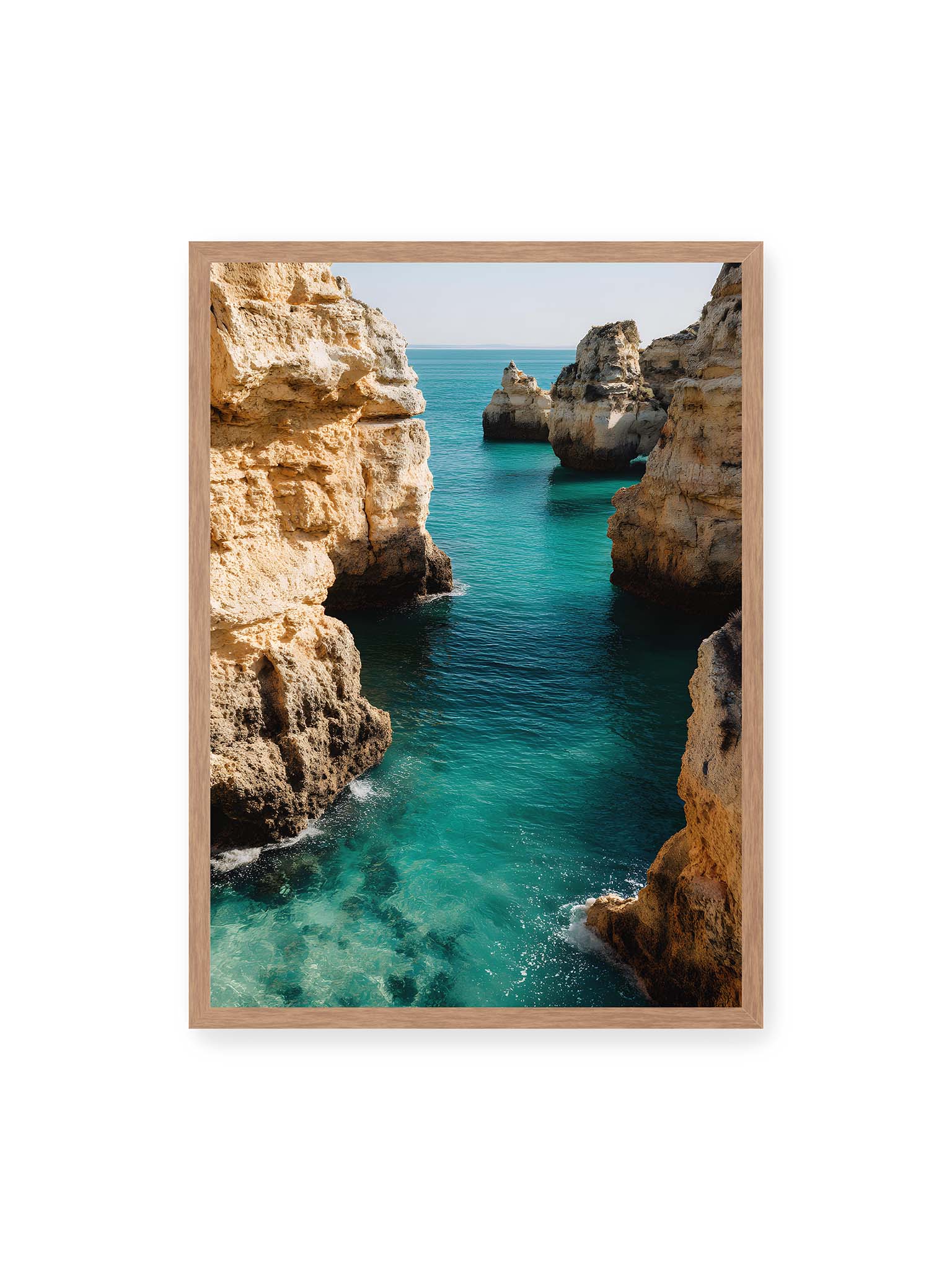 50x70 cm, Eichenrahmen – Mehrere Felsen an einer Küste der Algarve, umgeben von klarem, türkisfarbenem Wasser, das sanft an die Klippen schwappt.