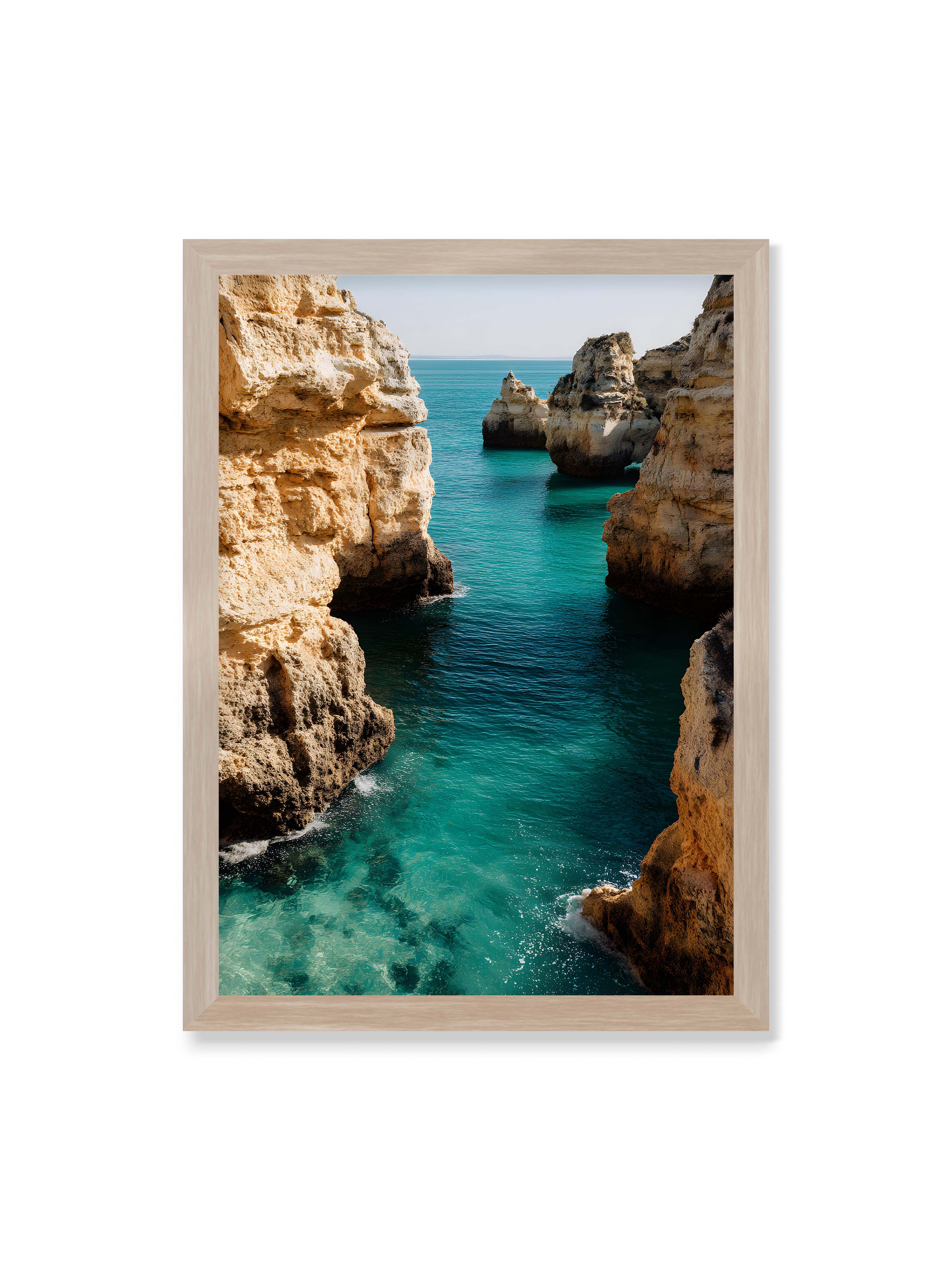 50x70 cm ohne Galerie-Rand im Eichenrahmen – Felsen an einer Küste, umgeben von klarem, türkisfarbenem Wasser, das sanft an die Klippen schwappt.