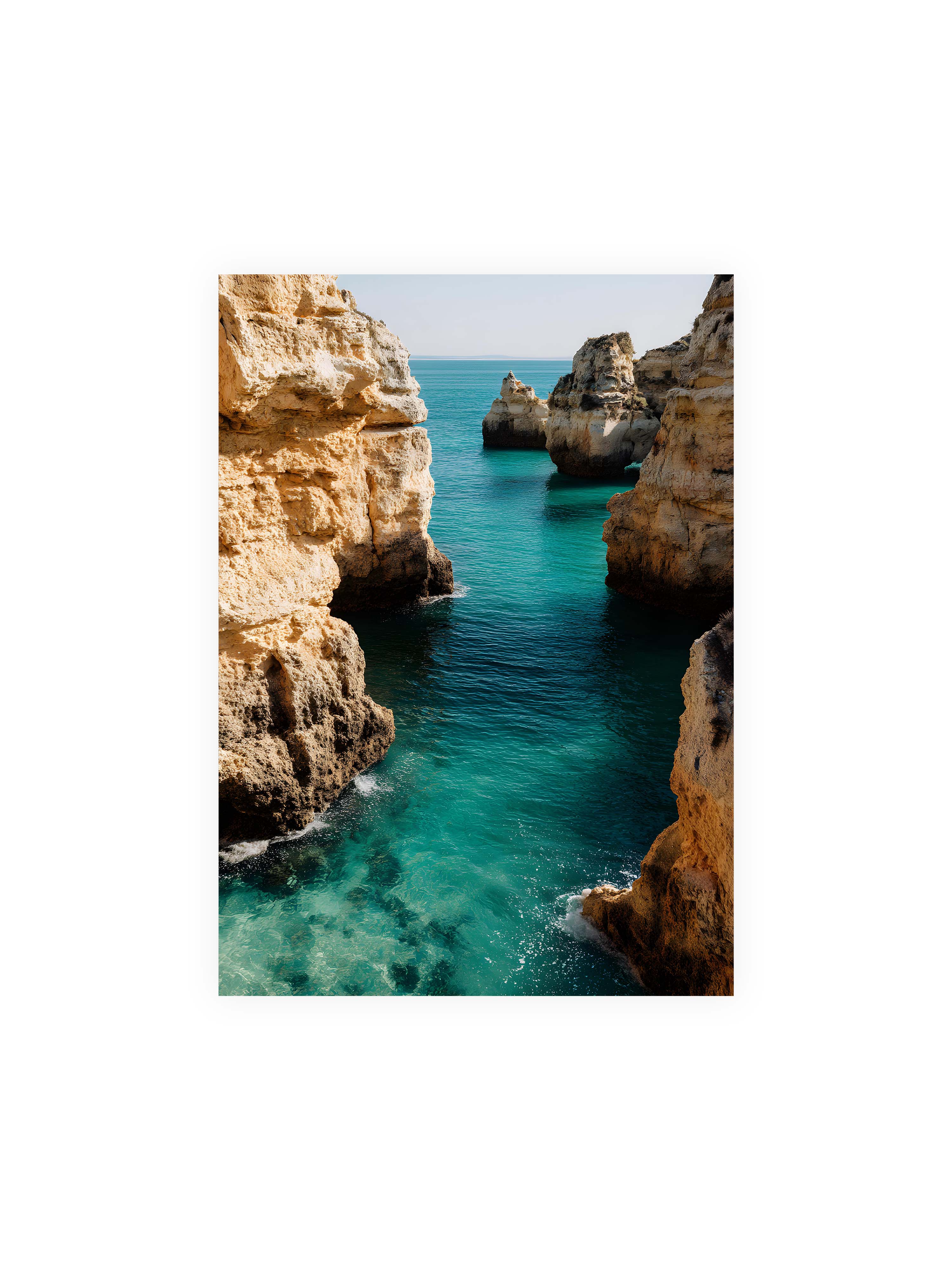 50x70 cm ohne Galerie-Rand ohne Rahmen – Felsen an einer Küste, umgeben von klarem, türkisfarbenem Wasser, das sanft an die Klippen schwappt.