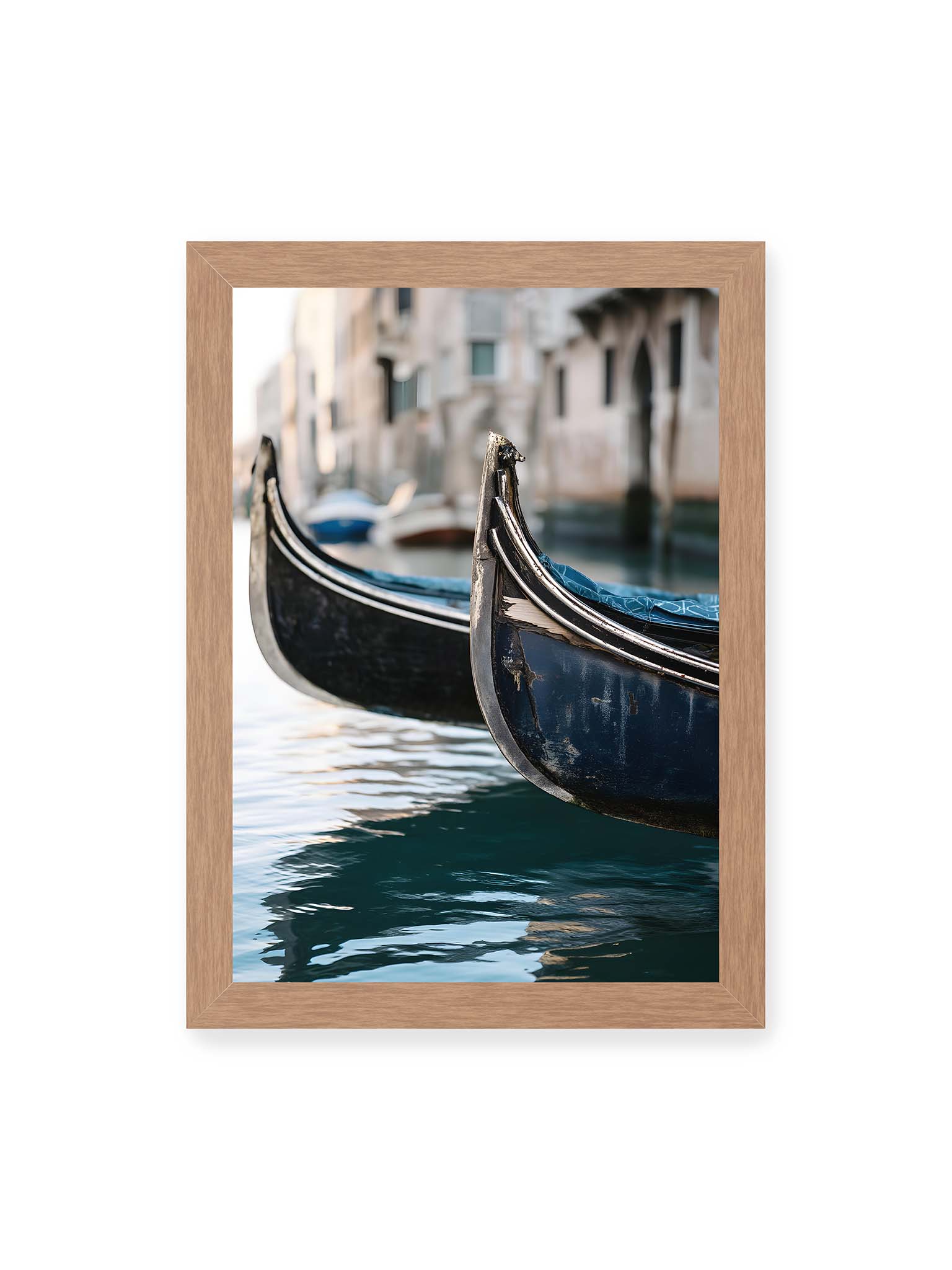 21x30 cm, Eichenrahmen – Nahaufnahme von zwei Gondeln im ruhigen Kanal von Venedig mit sanften Wasserreflexionen und unscharfem Hintergrund.