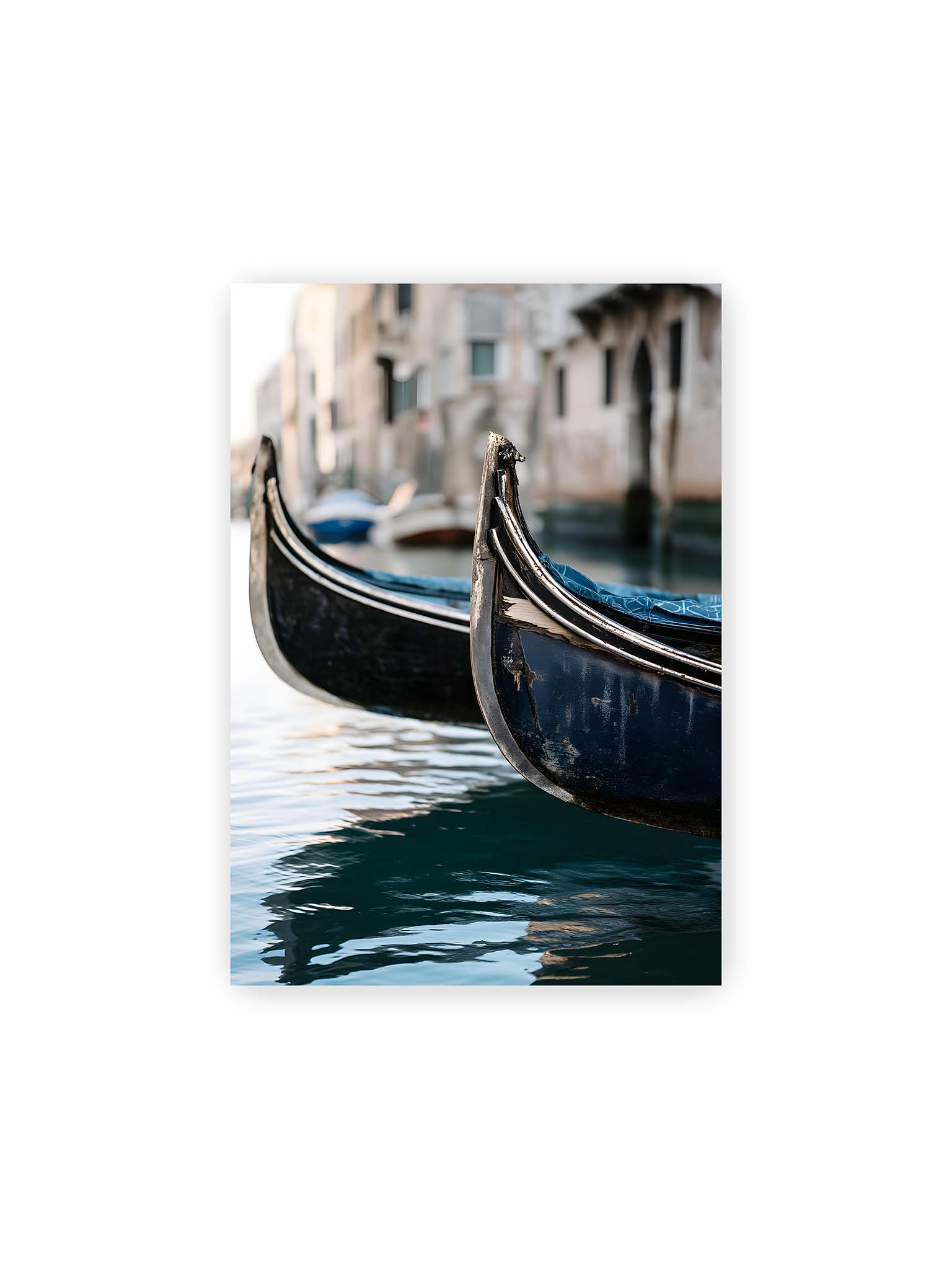 21x30 cm – Nahaufnahme von zwei Gondeln im ruhigen Kanal von Venedig mit sanften Wasserreflexionen und unscharfem Hintergrund.