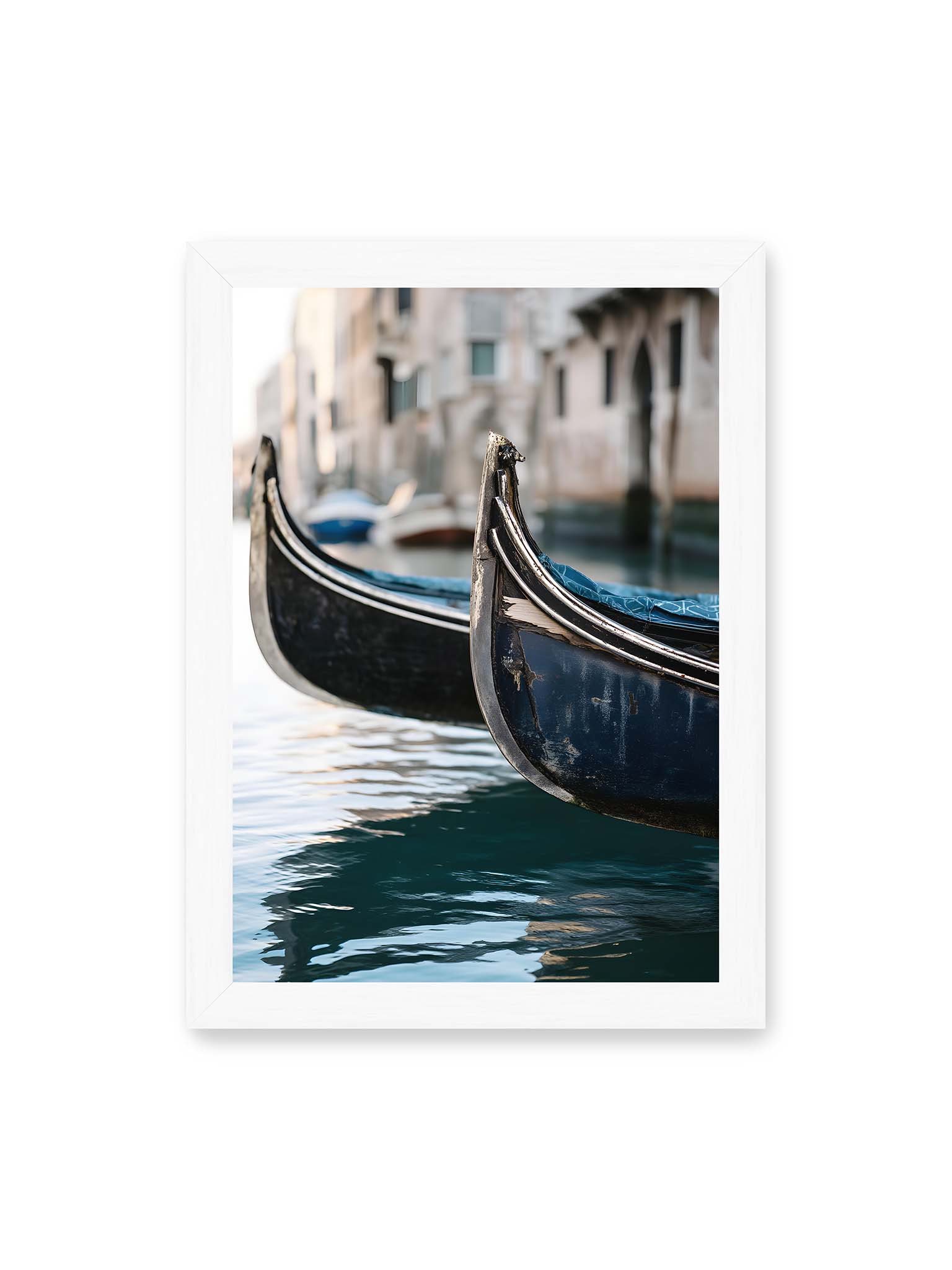 21x30 cm, weißer Rahmen – Nahaufnahme von zwei Gondeln im ruhigen Kanal von Venedig mit sanften Wasserreflexionen und unscharfem Hintergrund.