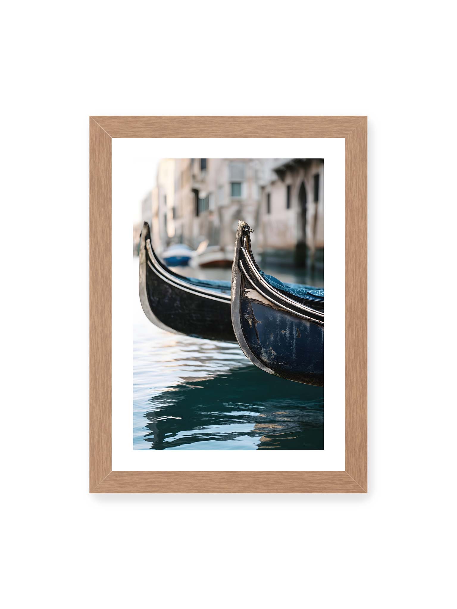 21x30 cm, weißer Galerie-Rand, Eichenrahmen – Nahaufnahme von zwei Gondeln im ruhigen Kanal von Venedig mit sanften Wasserreflexionen und unscharfem Hintergrund.