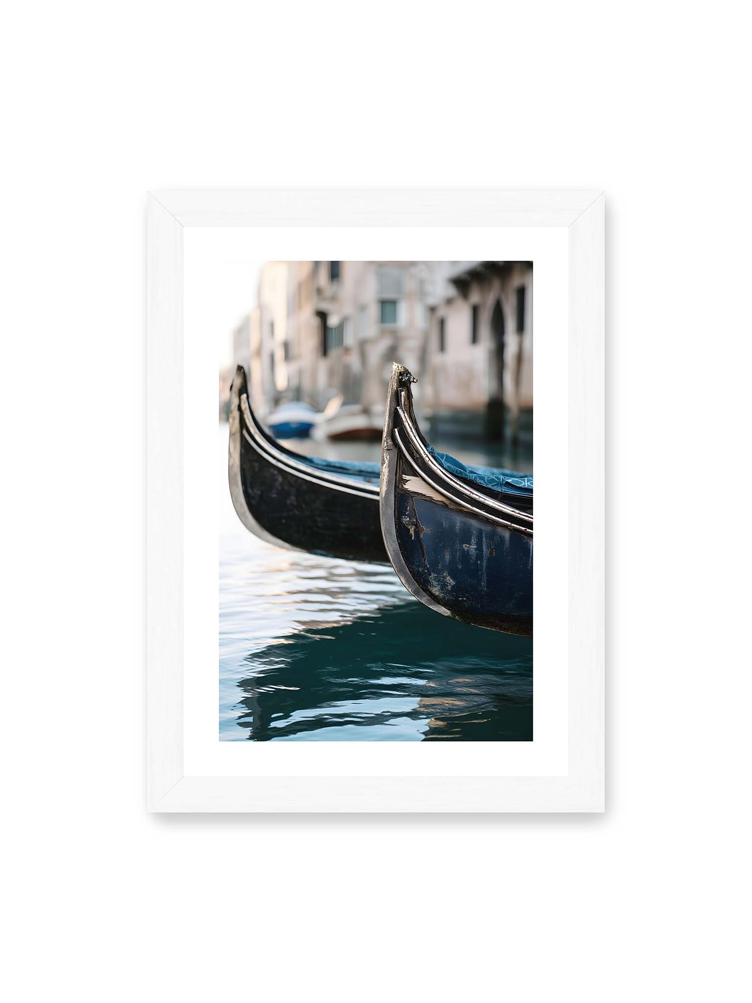 21x30 cm, weißer Galerie-Rand, weißer Rahmen – Nahaufnahme von zwei Gondeln im ruhigen Kanal von Venedig mit sanften Wasserreflexionen und unscharfem Hintergrund.