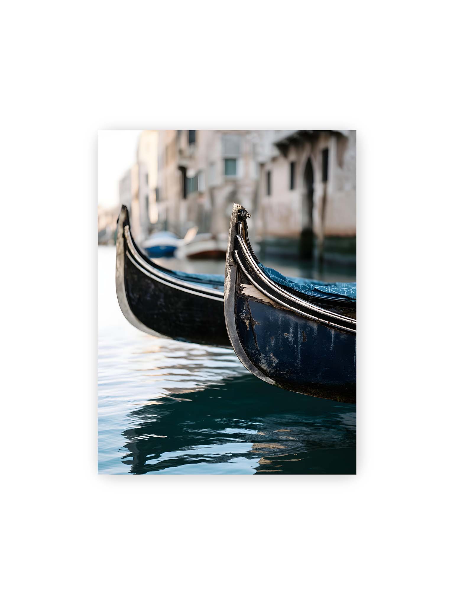 30x40 cm – Nahaufnahme von zwei Gondeln im ruhigen Kanal von Venedig mit sanften Wasserreflexionen und unscharfem Hintergrund.