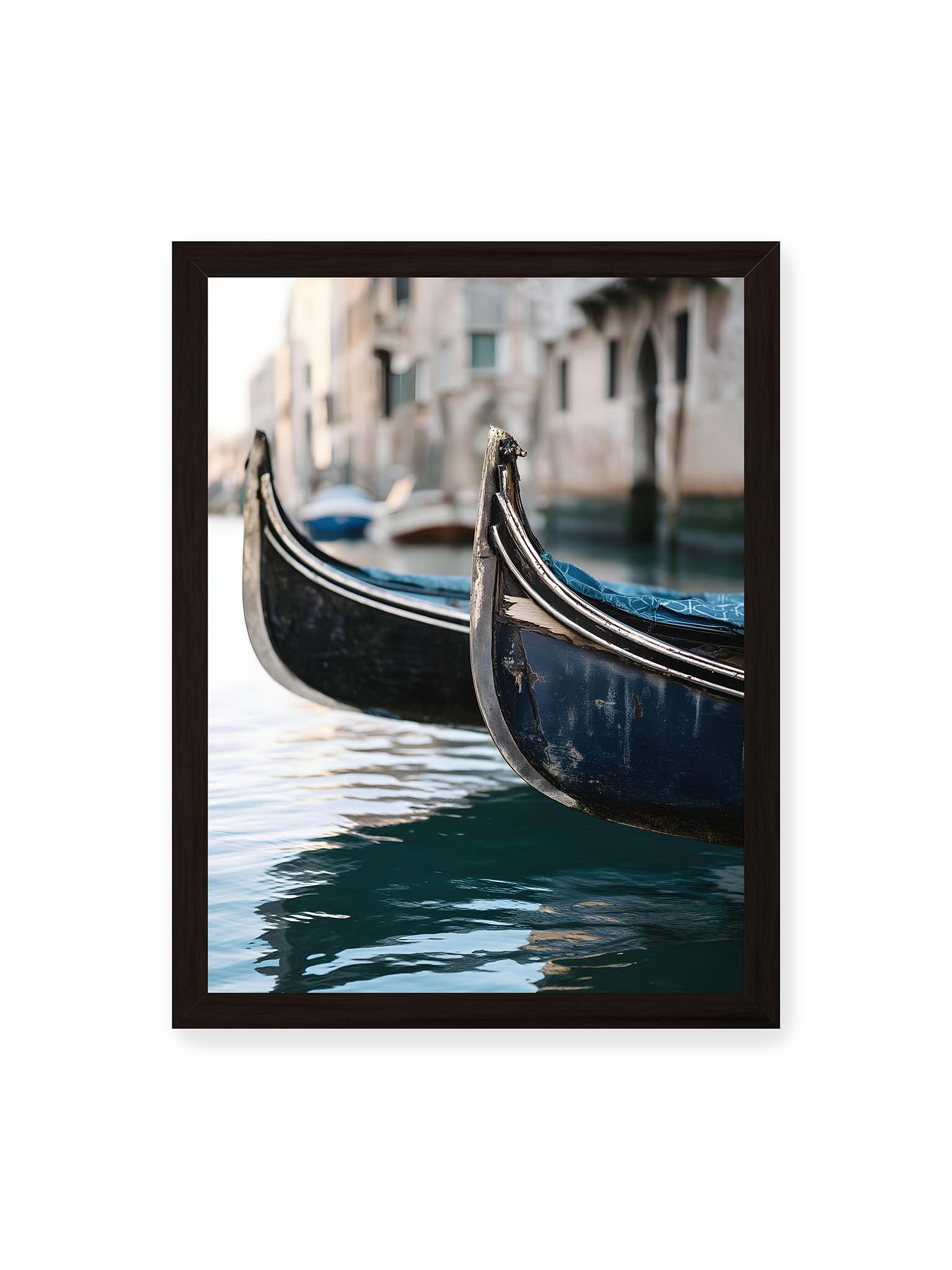 30x40 cm, schwarzer Rahmen – Nahaufnahme von zwei Gondeln im ruhigen Kanal von Venedig mit sanften Wasserreflexionen und unscharfem Hintergrund.