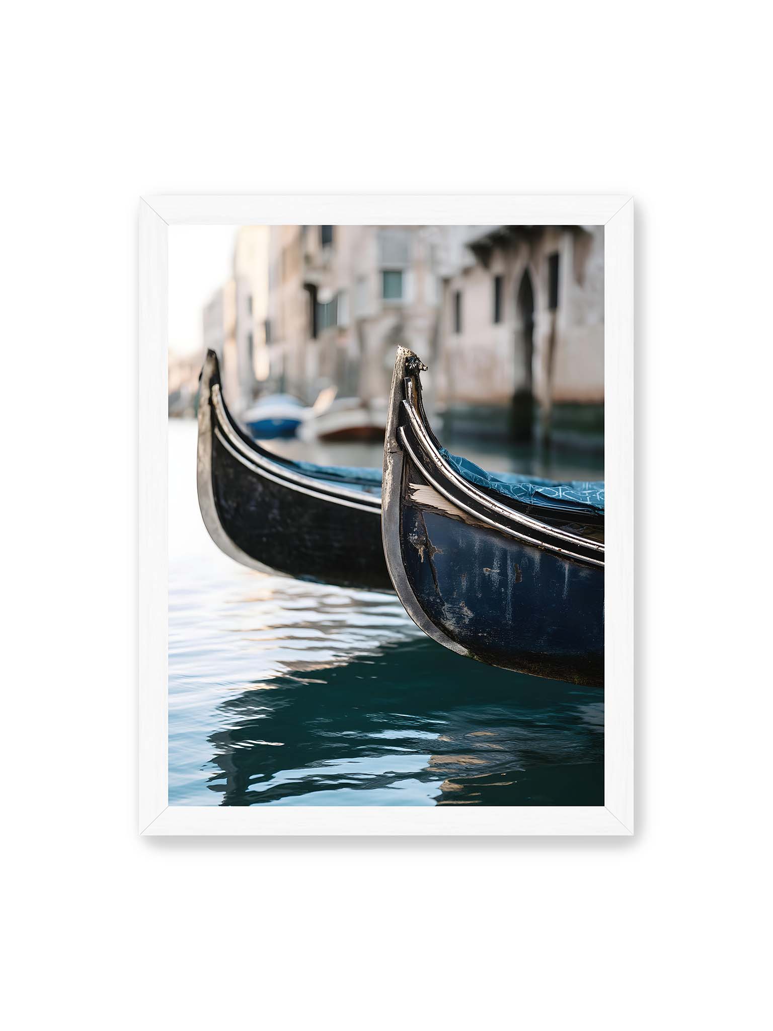 30x40 cm, weißer Rahmen – Nahaufnahme von zwei Gondeln im ruhigen Kanal von Venedig mit sanften Wasserreflexionen und unscharfem Hintergrund.