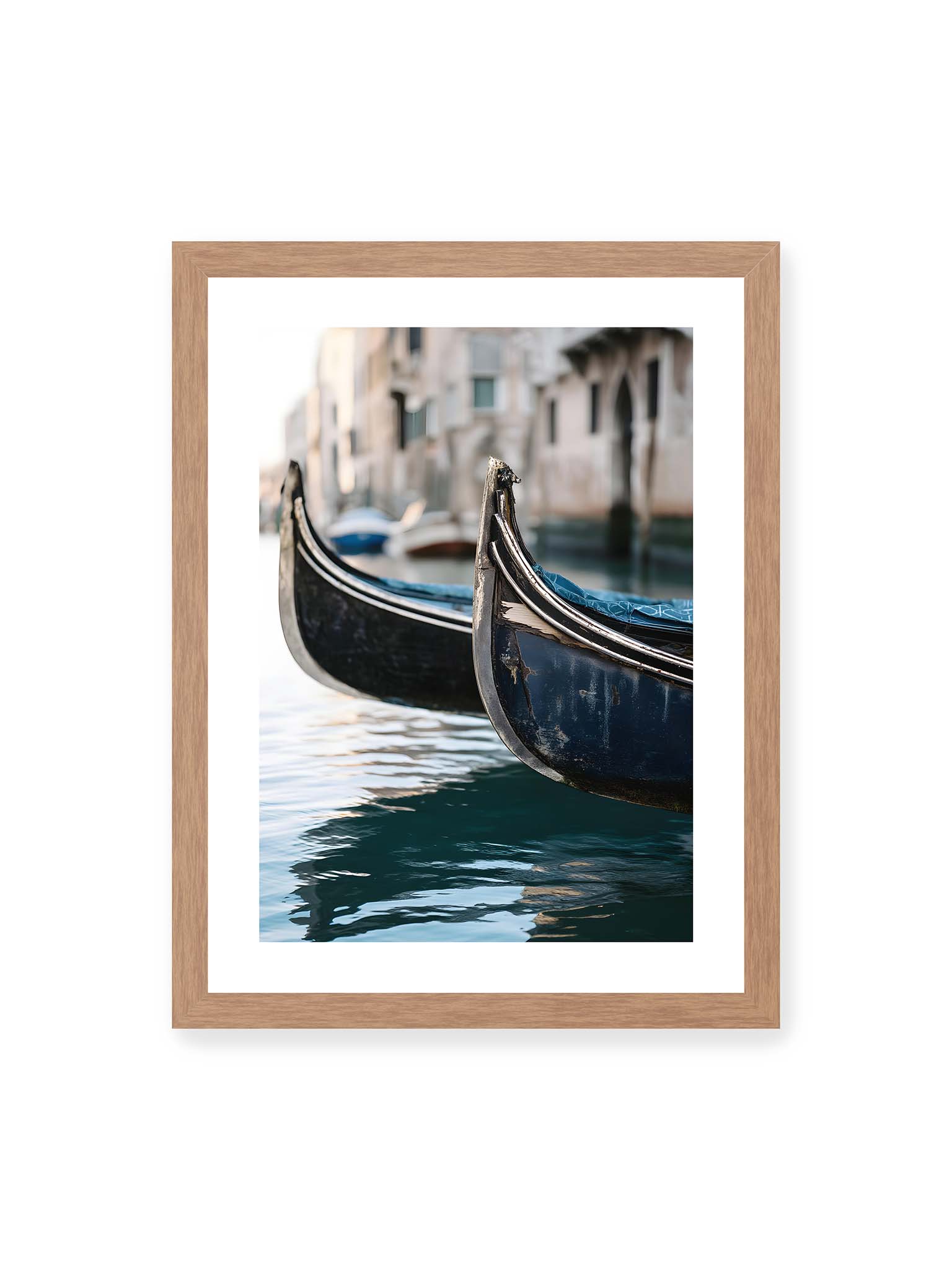 30x40 cm, weißer Galerie-Rand, Eichenrahmen – Nahaufnahme von zwei Gondeln im ruhigen Kanal von Venedig mit sanften Wasserreflexionen und unscharfem Hintergrund.