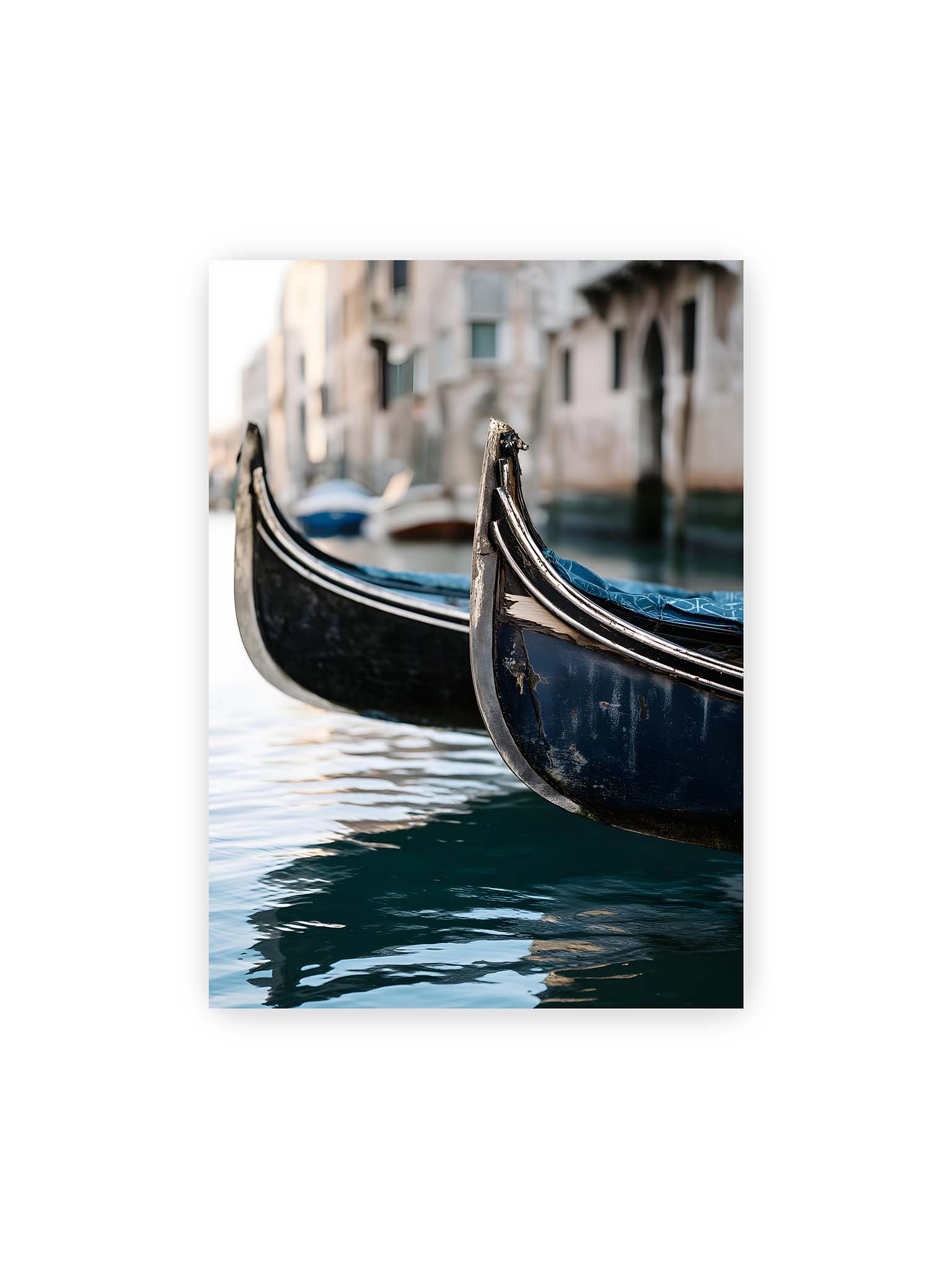 50x70 cm – Nahaufnahme von zwei Gondeln im ruhigen Kanal von Venedig mit sanften Wasserreflexionen und unscharfem Hintergrund.