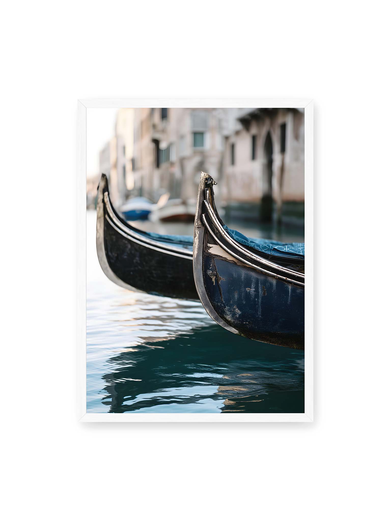 50x70 cm, weißer Rahmen – Nahaufnahme von zwei Gondeln im ruhigen Kanal von Venedig mit sanften Wasserreflexionen und unscharfem Hintergrund.