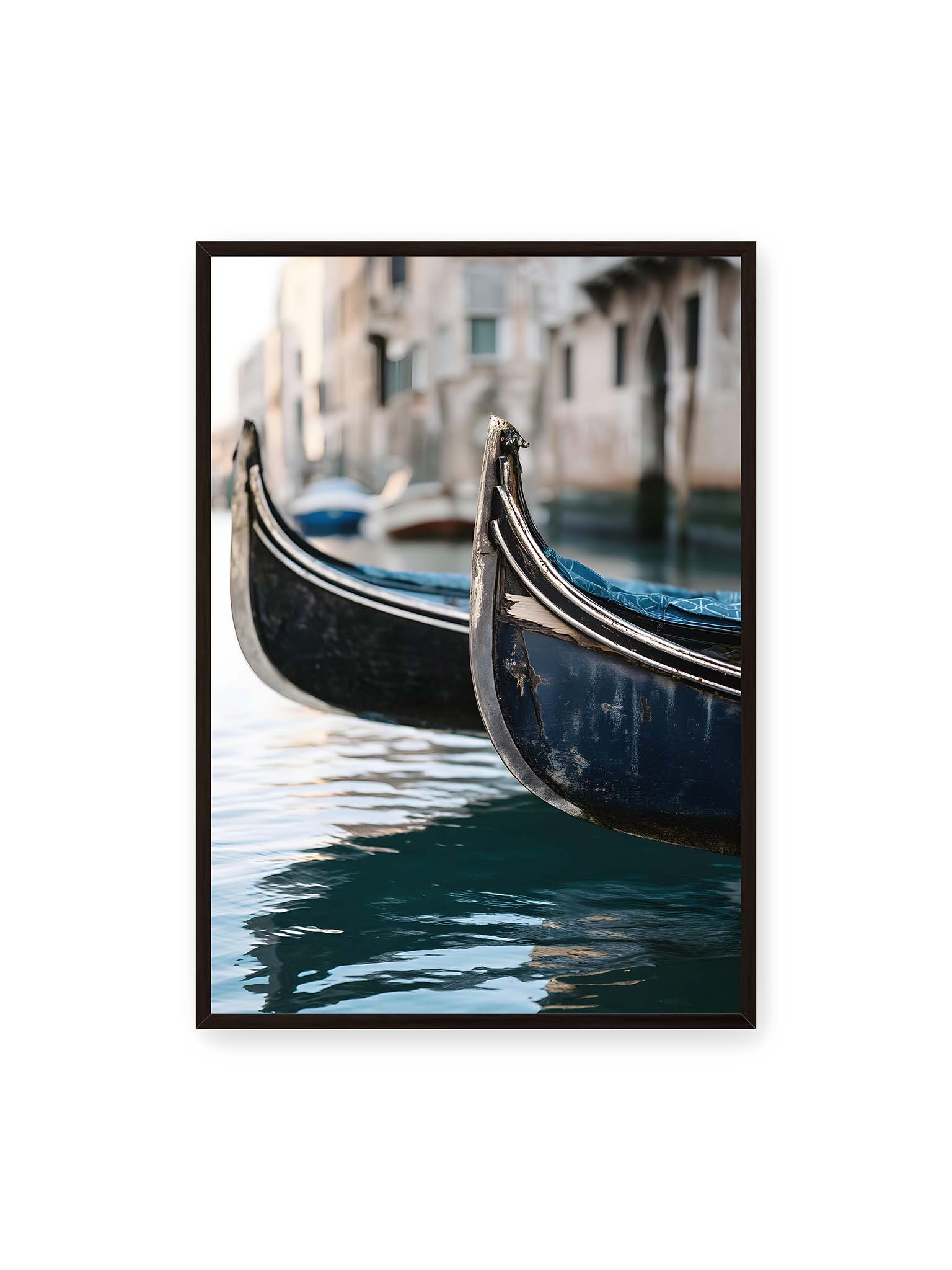 70x100 cm, schwarzer Rahmen – Nahaufnahme von zwei Gondeln im ruhigen Kanal von Venedig mit sanften Wasserreflexionen und unscharfem Hintergrund.