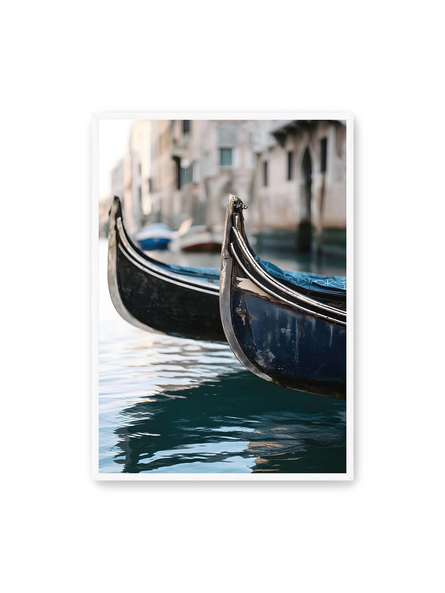 70x100 cm, weißer Rahmen – Nahaufnahme von zwei Gondeln im ruhigen Kanal von Venedig mit sanften Wasserreflexionen und unscharfem Hintergrund.