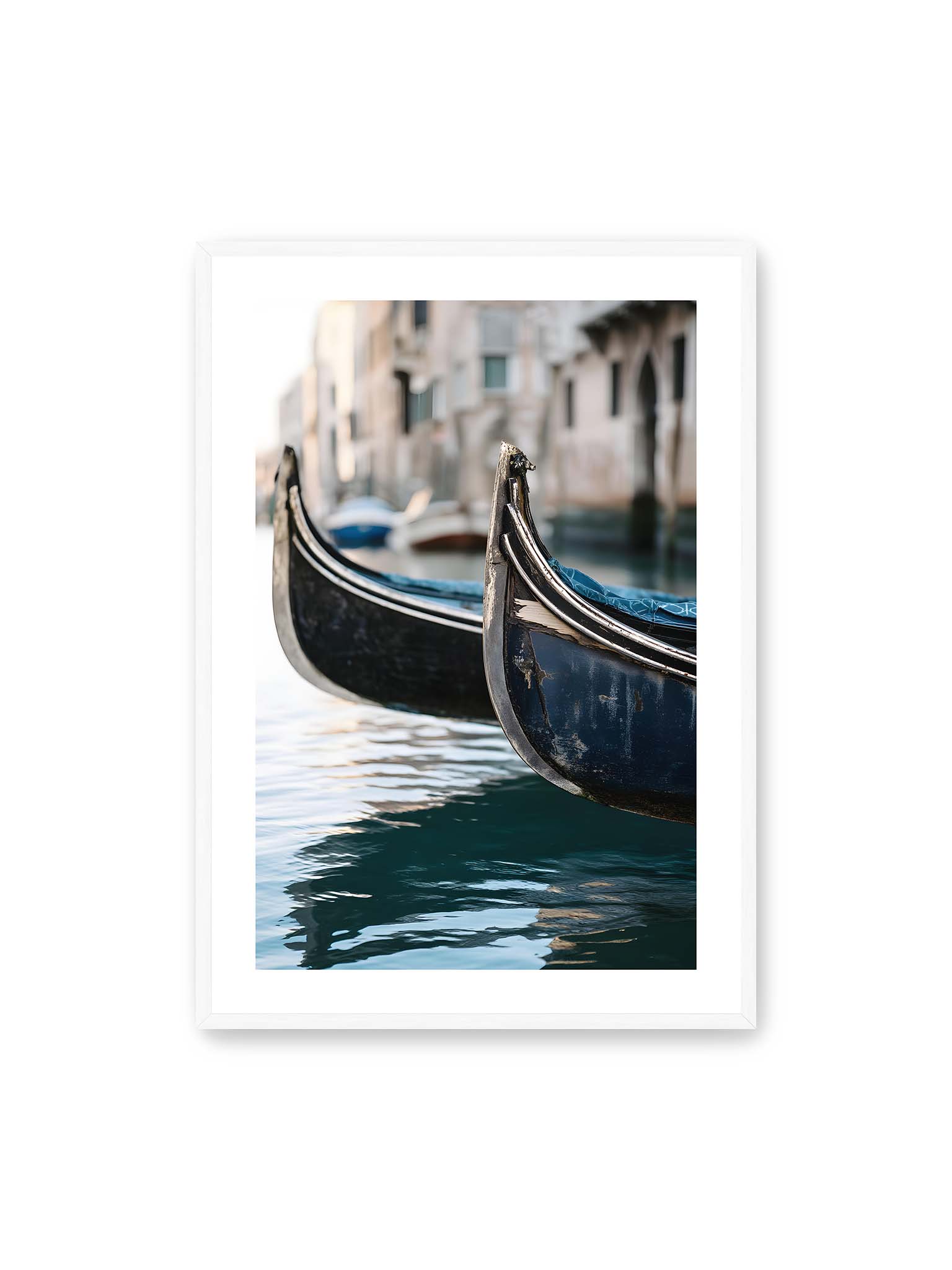 70x100 cm, weißer Galerie-Rand, weißer Rahmen – Nahaufnahme von zwei Gondeln im ruhigen Kanal von Venedig mit sanften Wasserreflexionen und unscharfem Hintergrund.