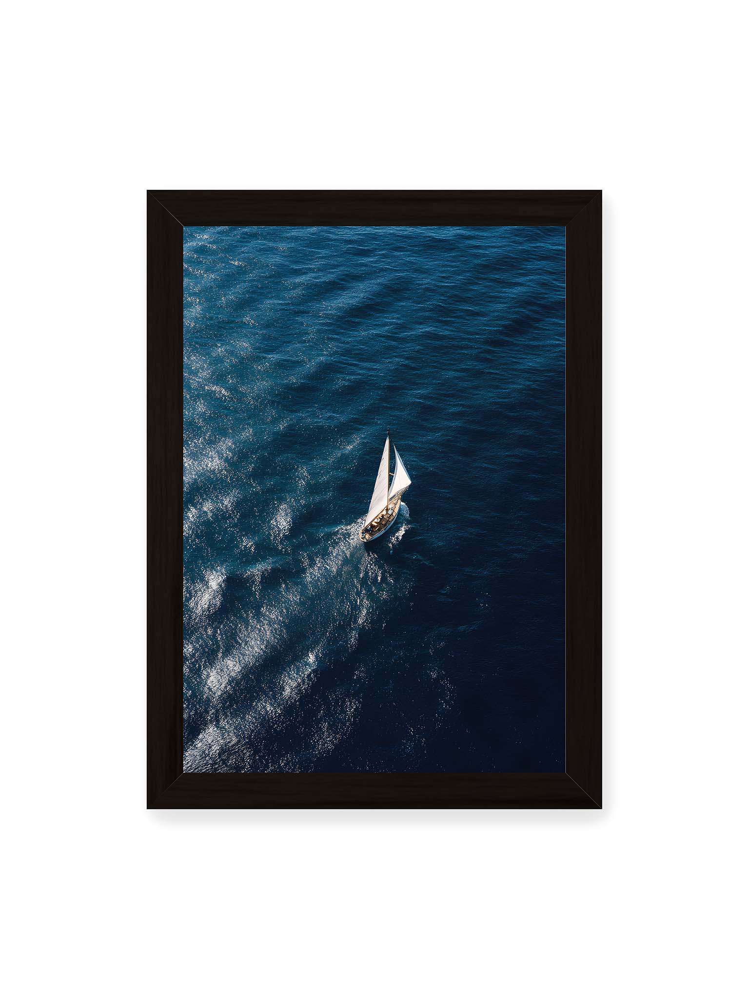 21x30 cm, schwarzer Rahmen – Einzelnes Segelboot auf tiefblauem Meer mit sichtbaren Wasserstrukturen und sanften Spuren im Wasser.