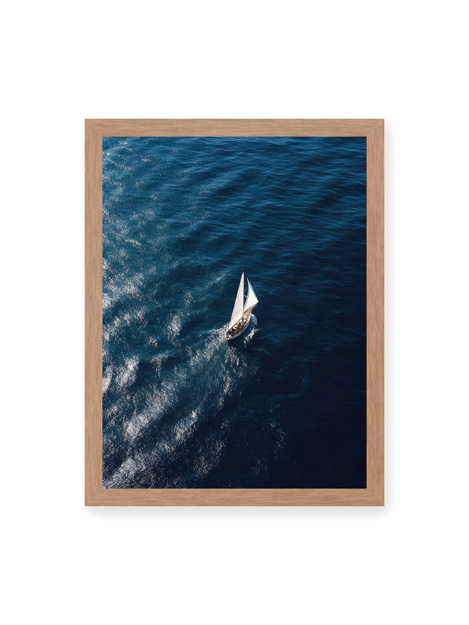 30x40 cm, Eichenrahmen – Einzelnes Segelboot auf tiefblauem Meer mit sichtbaren Wasserstrukturen und sanften Spuren im Wasser.