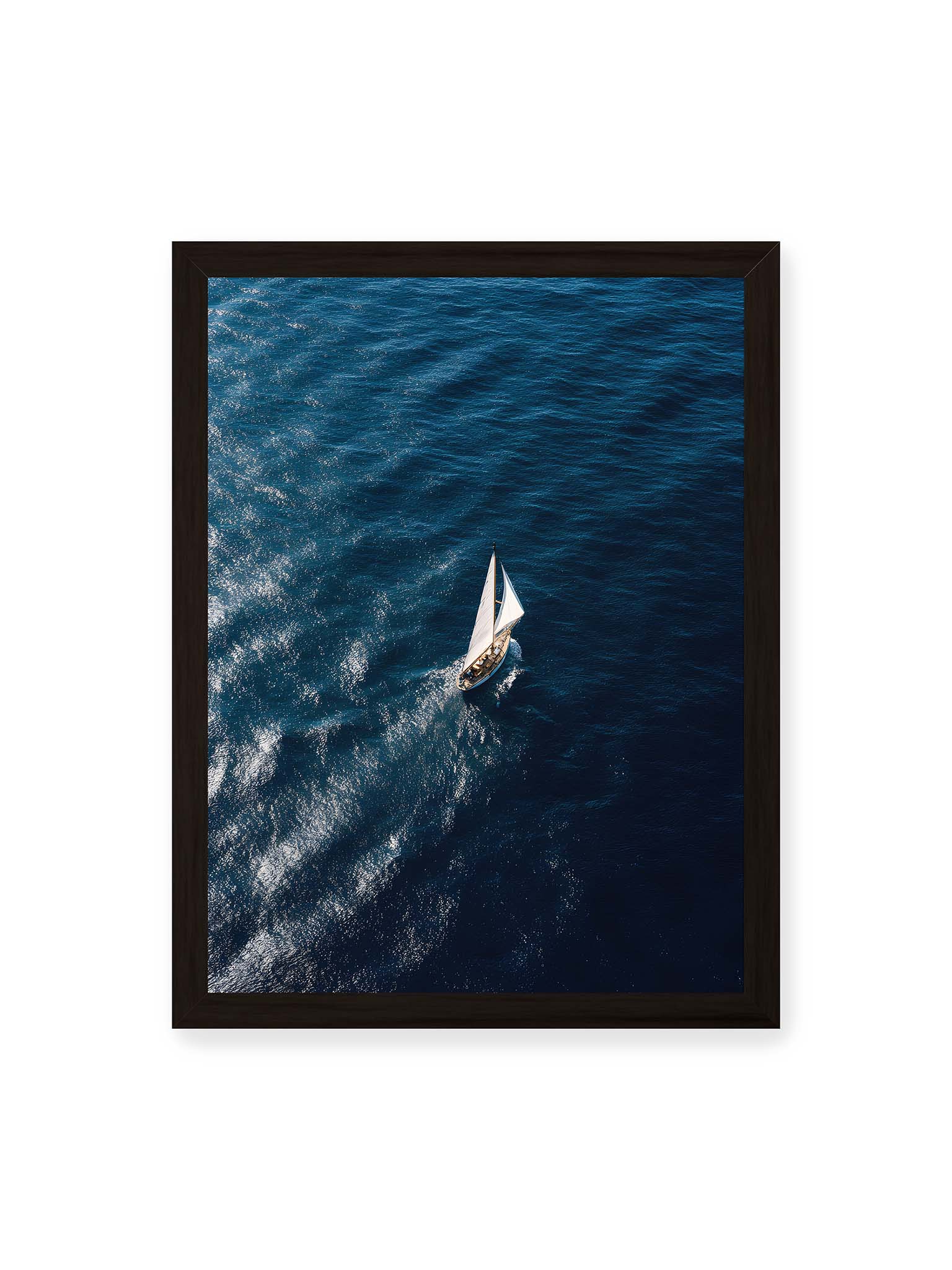 30x40 cm, schwarzer Rahmen – Einzelnes Segelboot auf tiefblauem Meer mit sichtbaren Wasserstrukturen und sanften Spuren im Wasser.