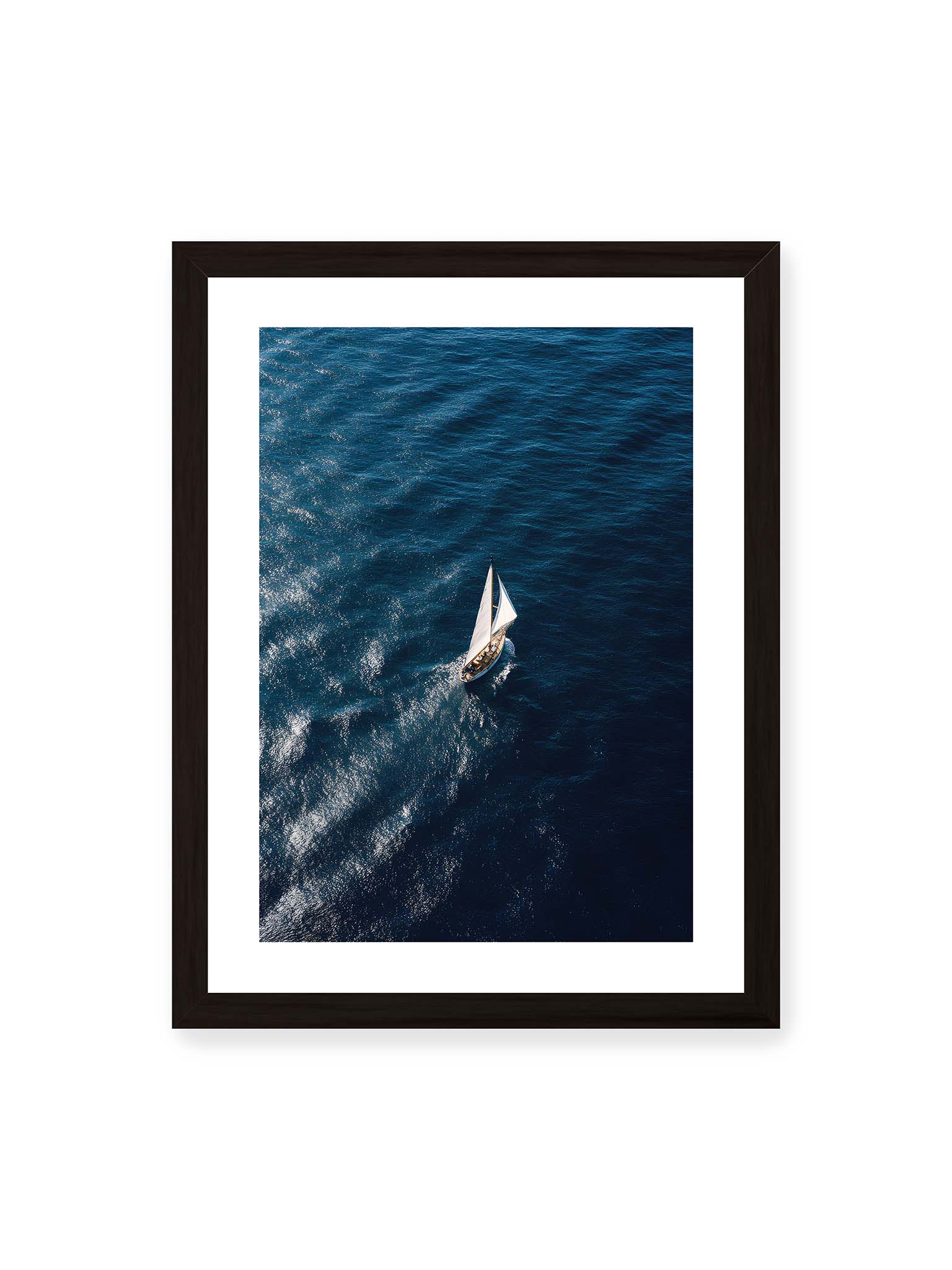 30x40 cm, weißer Galerie-Rand, schwarzer Rahmen – Einzelnes Segelboot auf tiefblauem Meer mit sichtbaren Wasserstrukturen und sanften Spuren im Wasser.