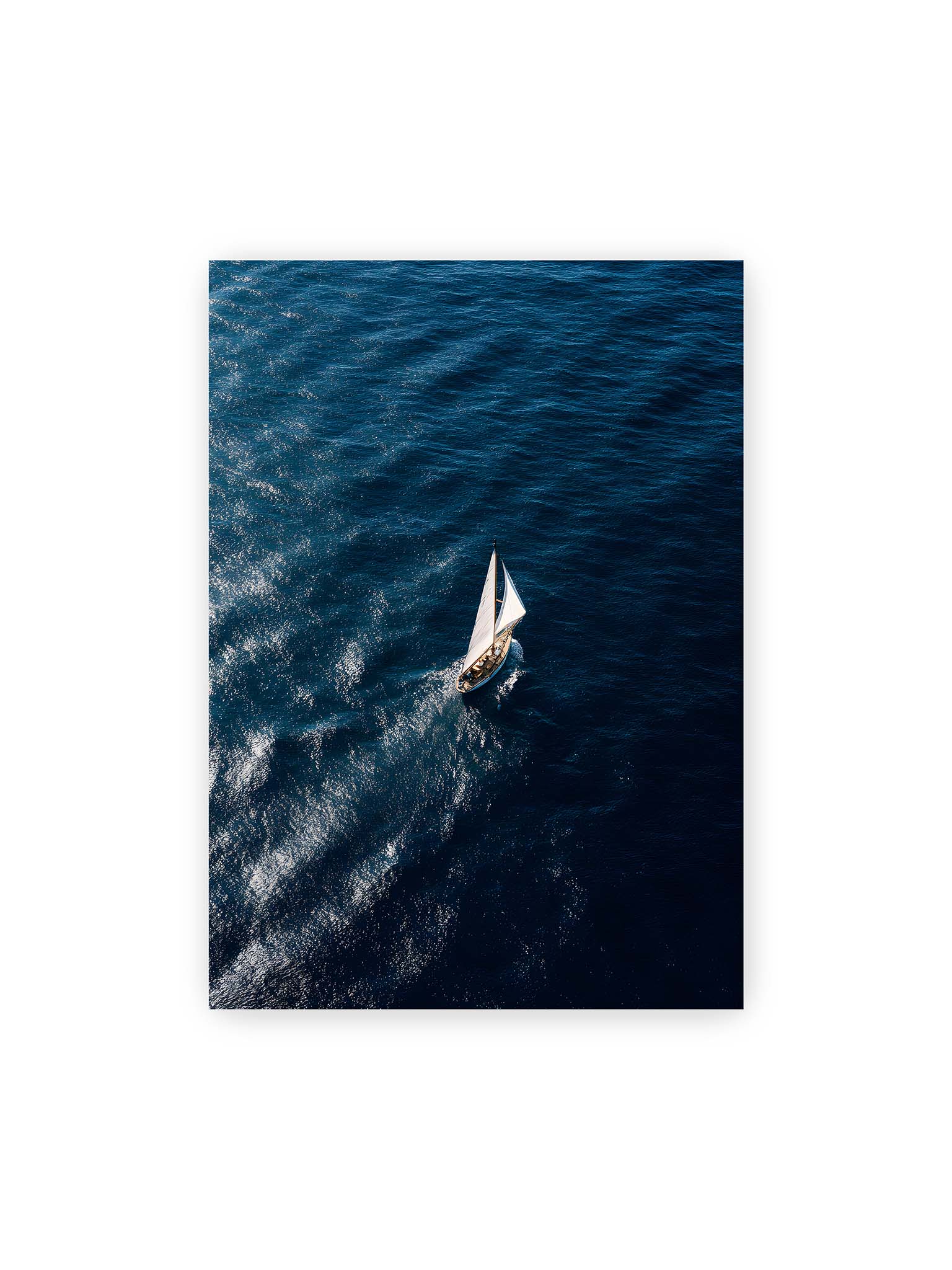 50x70 cm – Einzelnes Segelboot auf tiefblauem Meer mit sichtbaren Wasserstrukturen und sanften Spuren im Wasser.