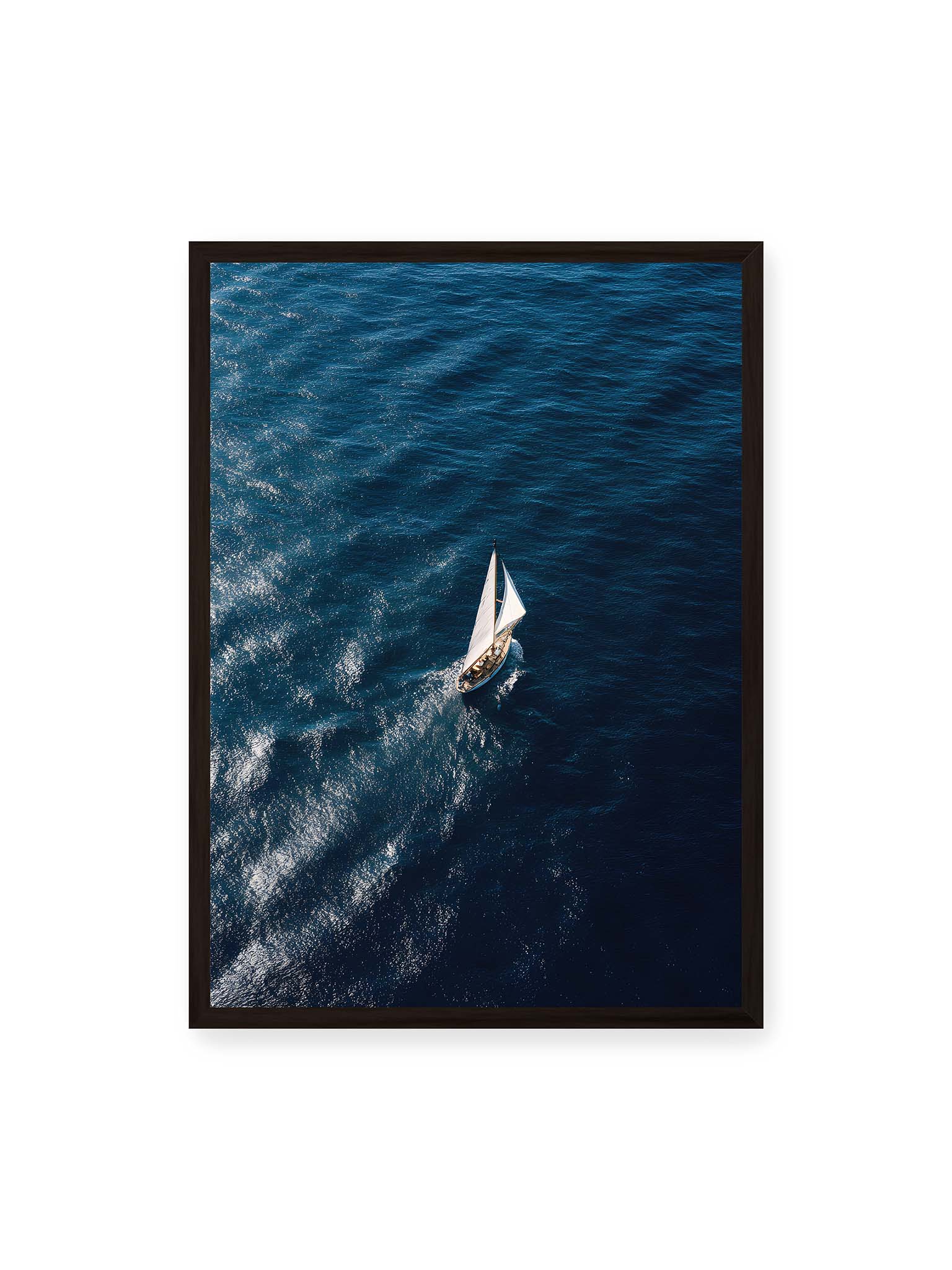 50x70 cm, schwarzer Rahmen – Einzelnes Segelboot auf tiefblauem Meer mit sichtbaren Wasserstrukturen und sanften Spuren im Wasser.