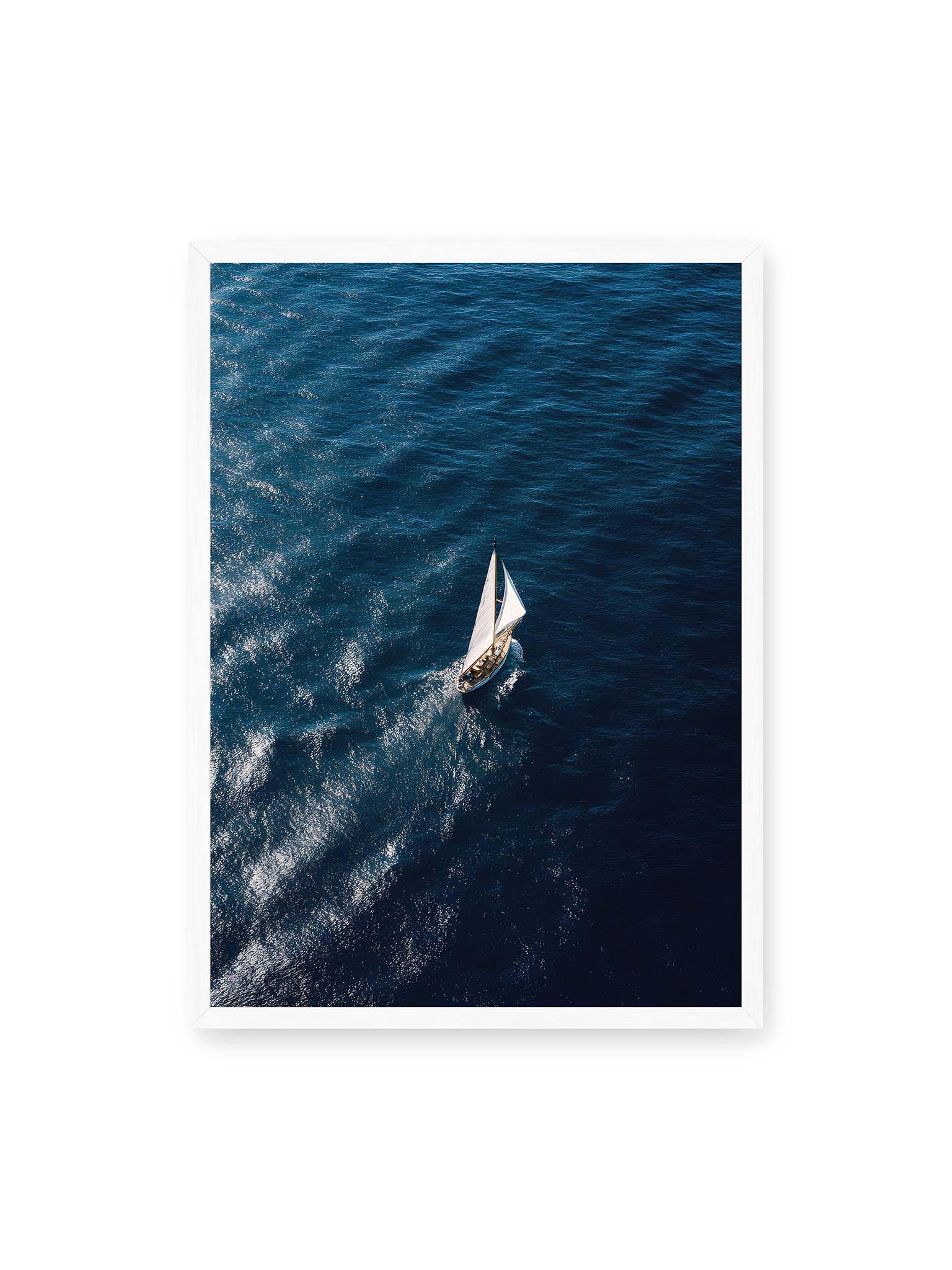 50x70 cm, weißer Rahmen – Einzelnes Segelboot auf tiefblauem Meer mit sichtbaren Wasserstrukturen und sanften Spuren im Wasser.