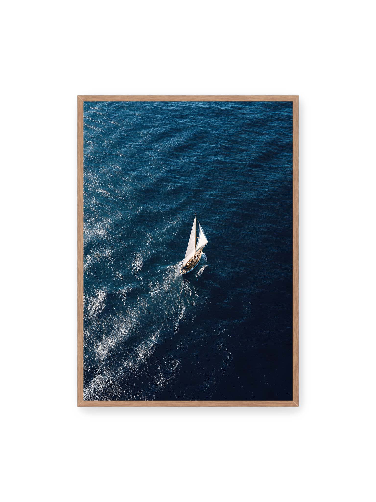 70x100 cm, Eichenrahmen – Einzelnes Segelboot auf tiefblauem Meer mit sichtbaren Wasserstrukturen und sanften Spuren im Wasser.