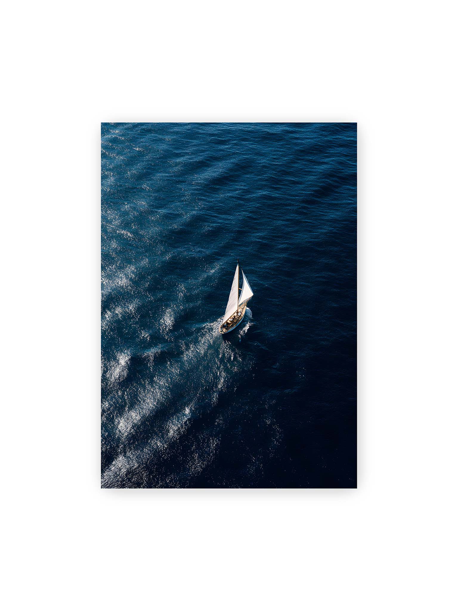 70x100 cm – Einzelnes Segelboot auf tiefblauem Meer mit sichtbaren Wasserstrukturen und sanften Spuren im Wasser.