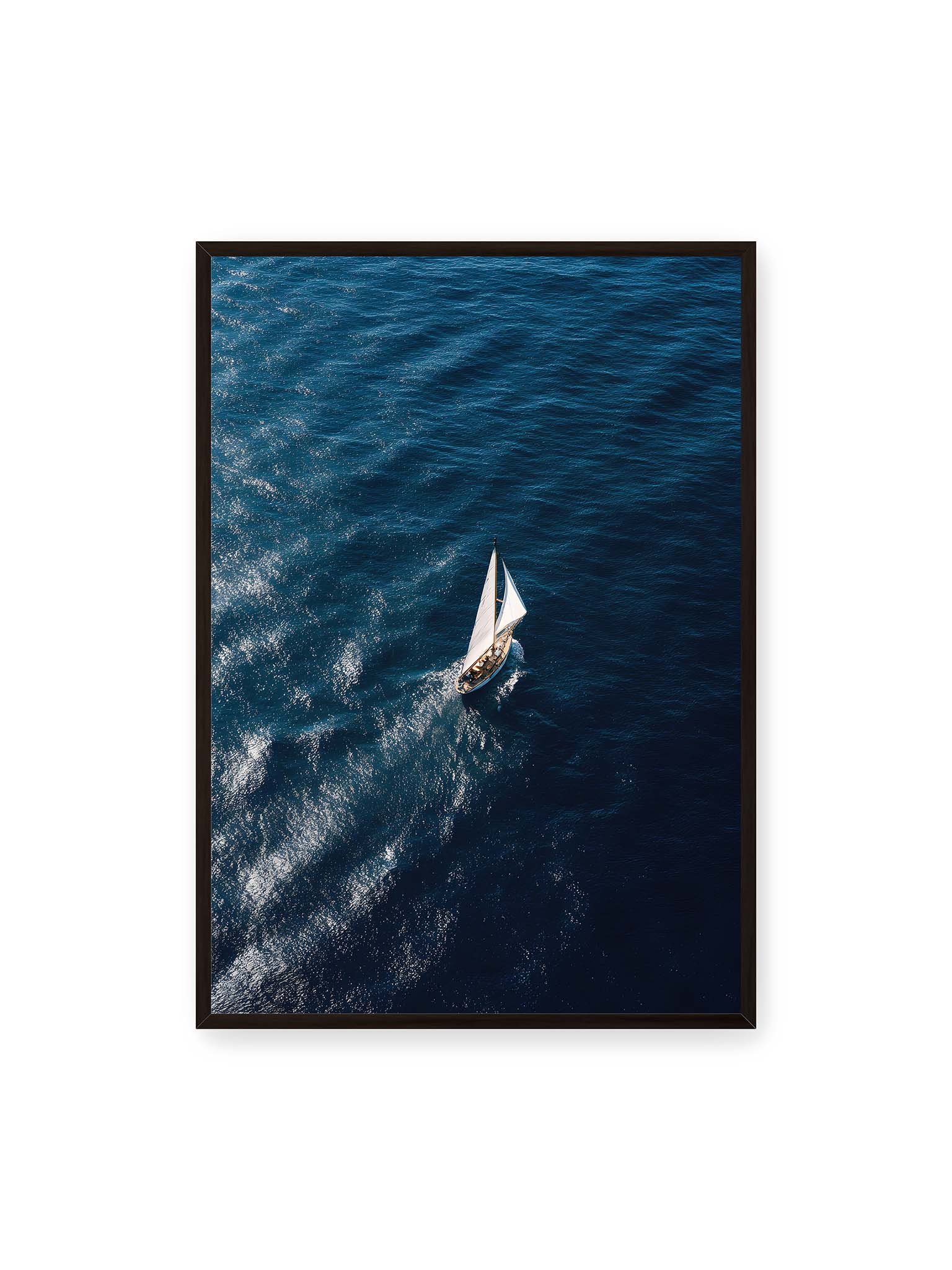 70x100 cm, schwarzer Rahmen – Einzelnes Segelboot auf tiefblauem Meer mit sichtbaren Wasserstrukturen und sanften Spuren im Wasser.