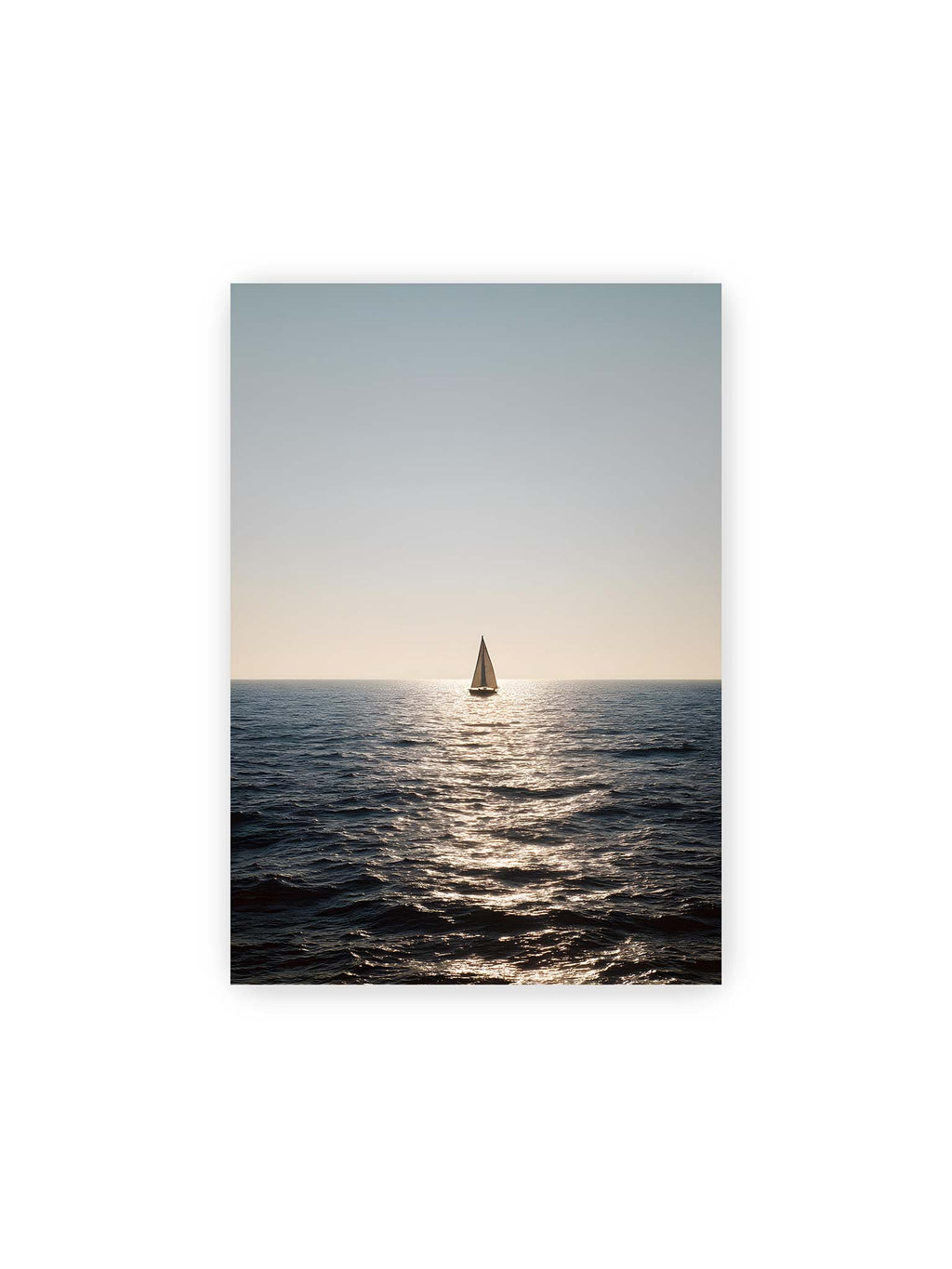 21x30 cm – Segelboot fährt einem leuchtenden Horizont über ruhigem Meer mit reflektierendem Sonnen.