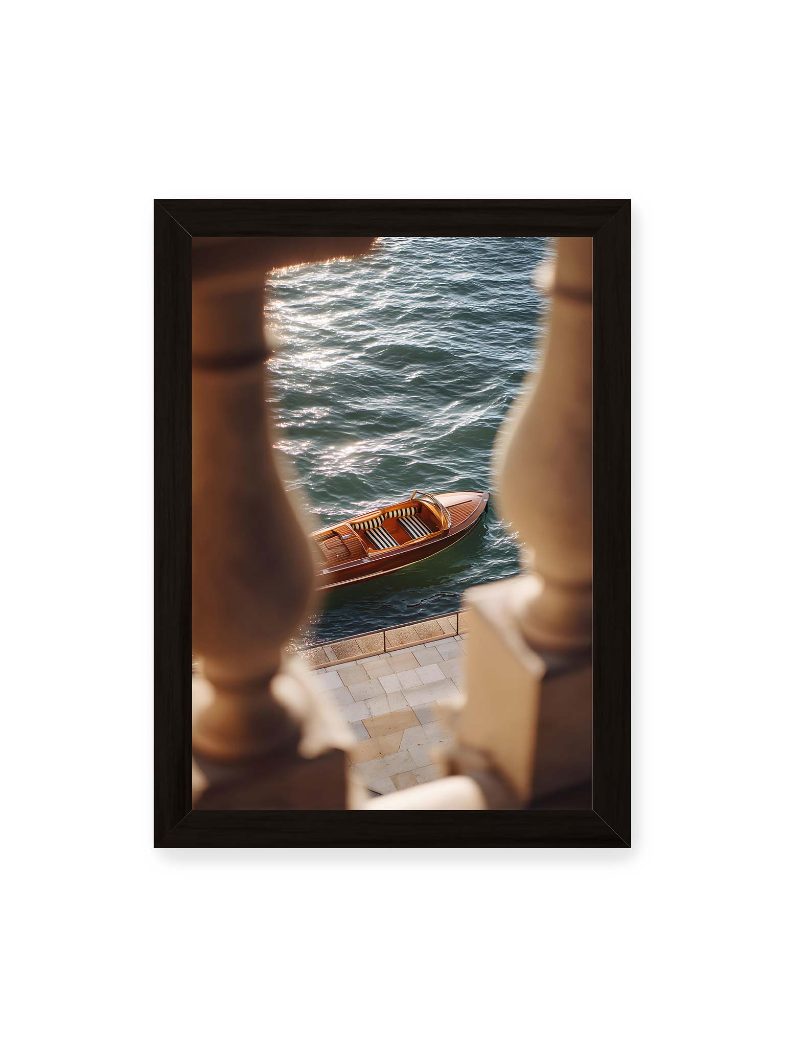 21x30 cm, schwarzer Rahmen – Boot im Wasser aus erhöhter Perspektive, eingerahmt von unscharfen Säulen im Vordergrund.