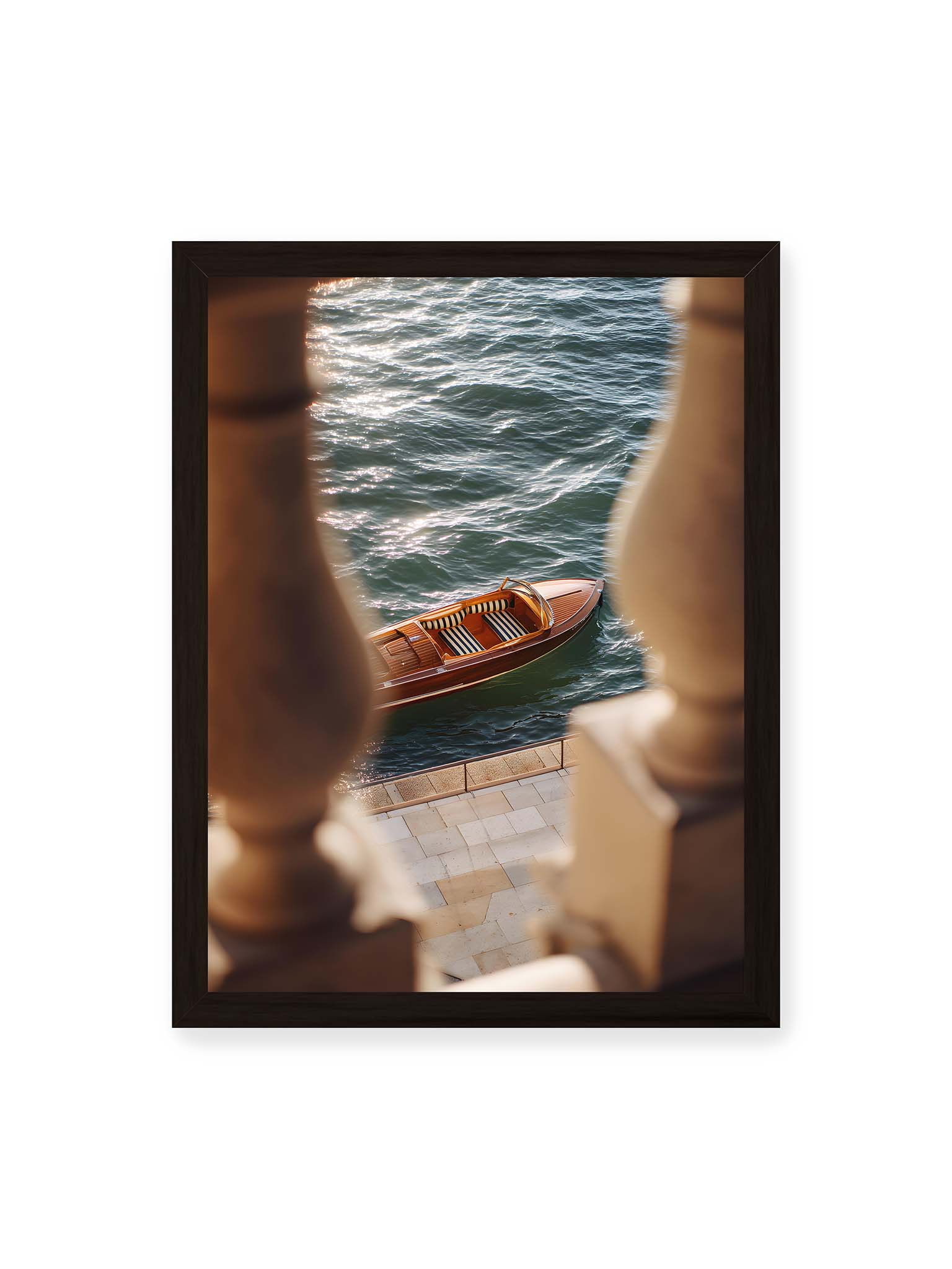 30x40 cm, schwarzer Rahmen – Boot im Wasser aus erhöhter Perspektive, eingerahmt von unscharfen Säulen im Vordergrund.