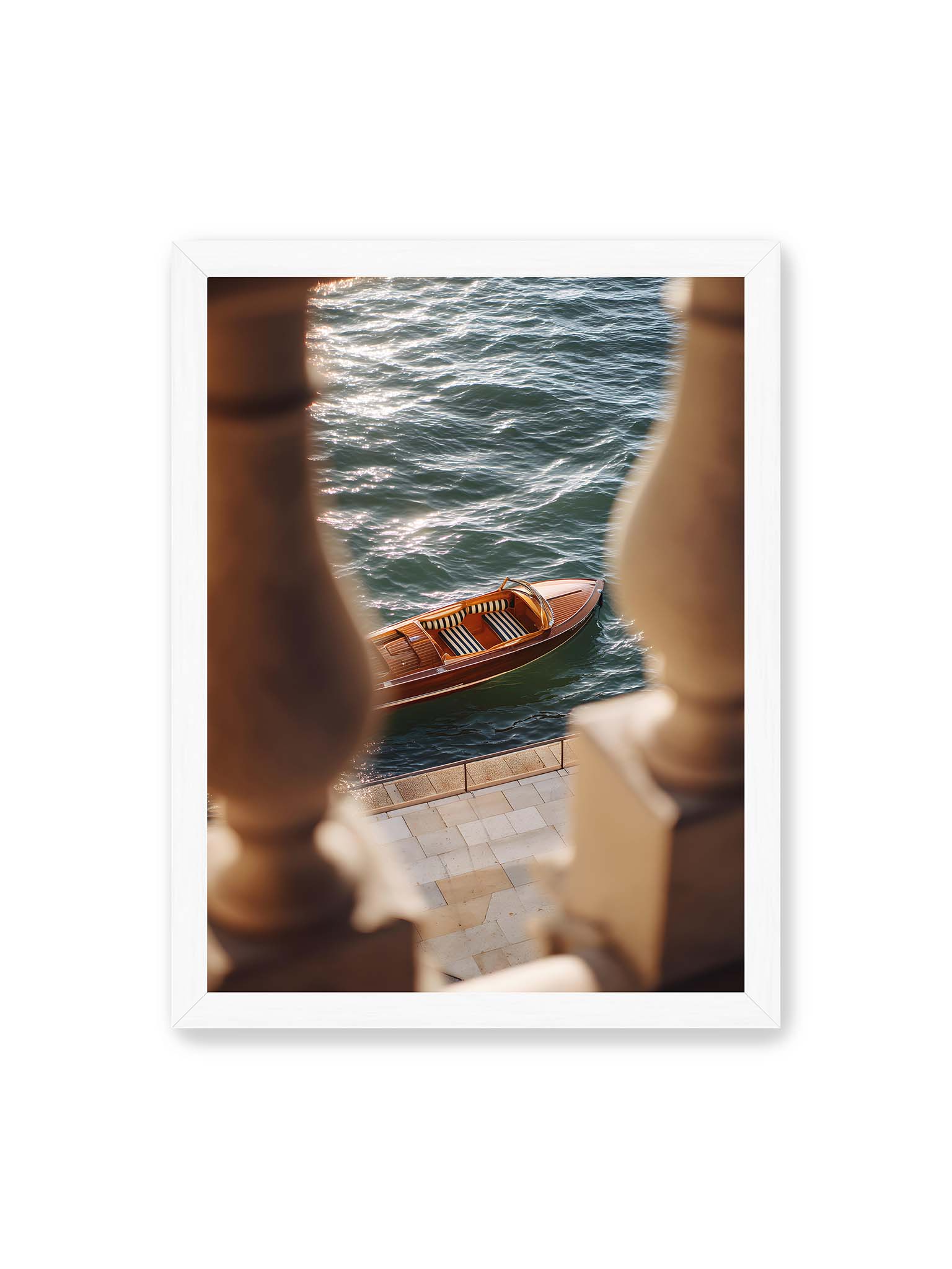 30x40 cm, weißer Rahmen – Boot im Wasser aus erhöhter Perspektive, eingerahmt von unscharfen Säulen im Vordergrund.