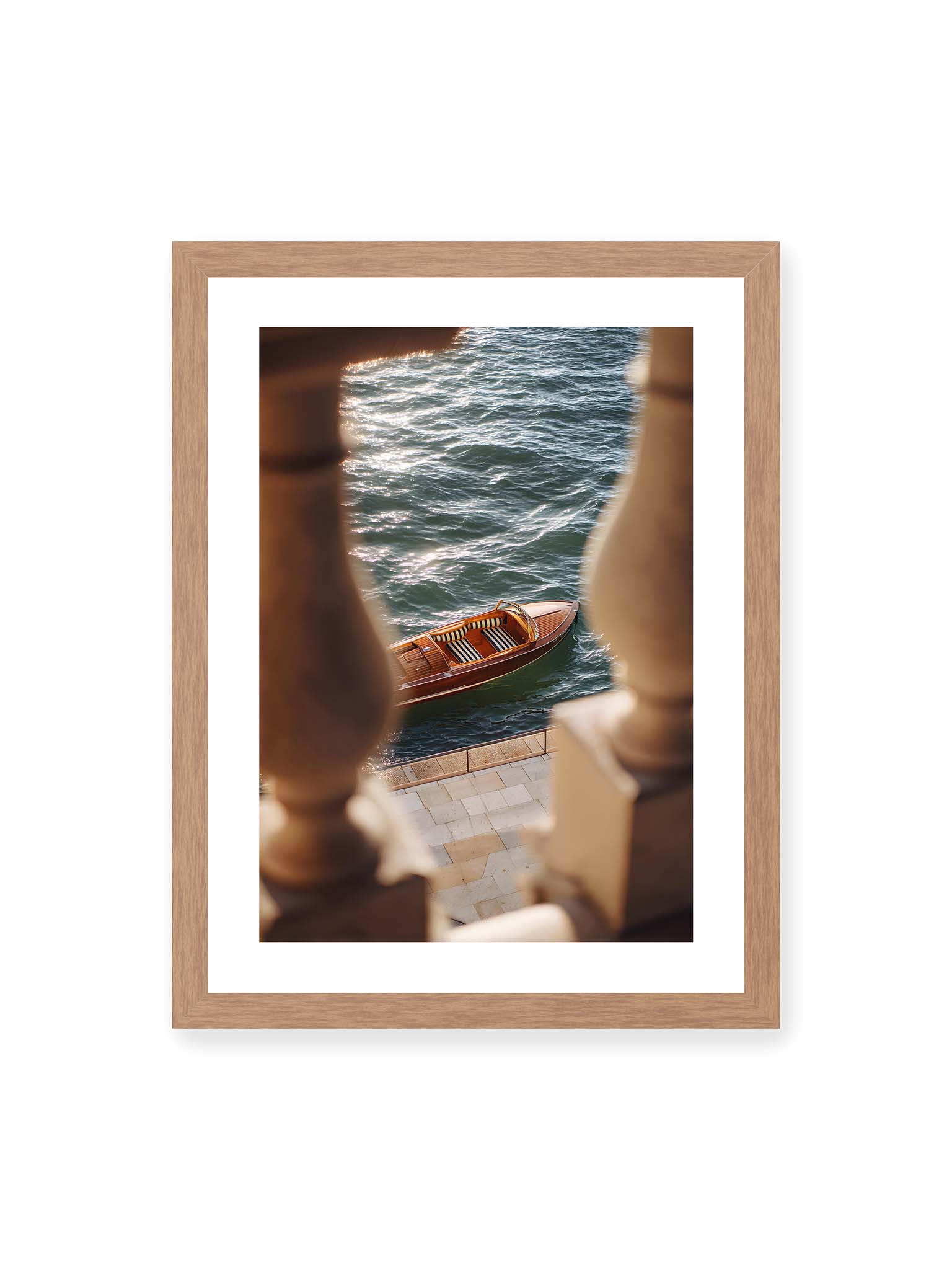 30x40 cm, weißer Galerie-Rand, Eichenrahmen – Boot im Wasser aus erhöhter Perspektive, eingerahmt von unscharfen Säulen im Vordergrund.