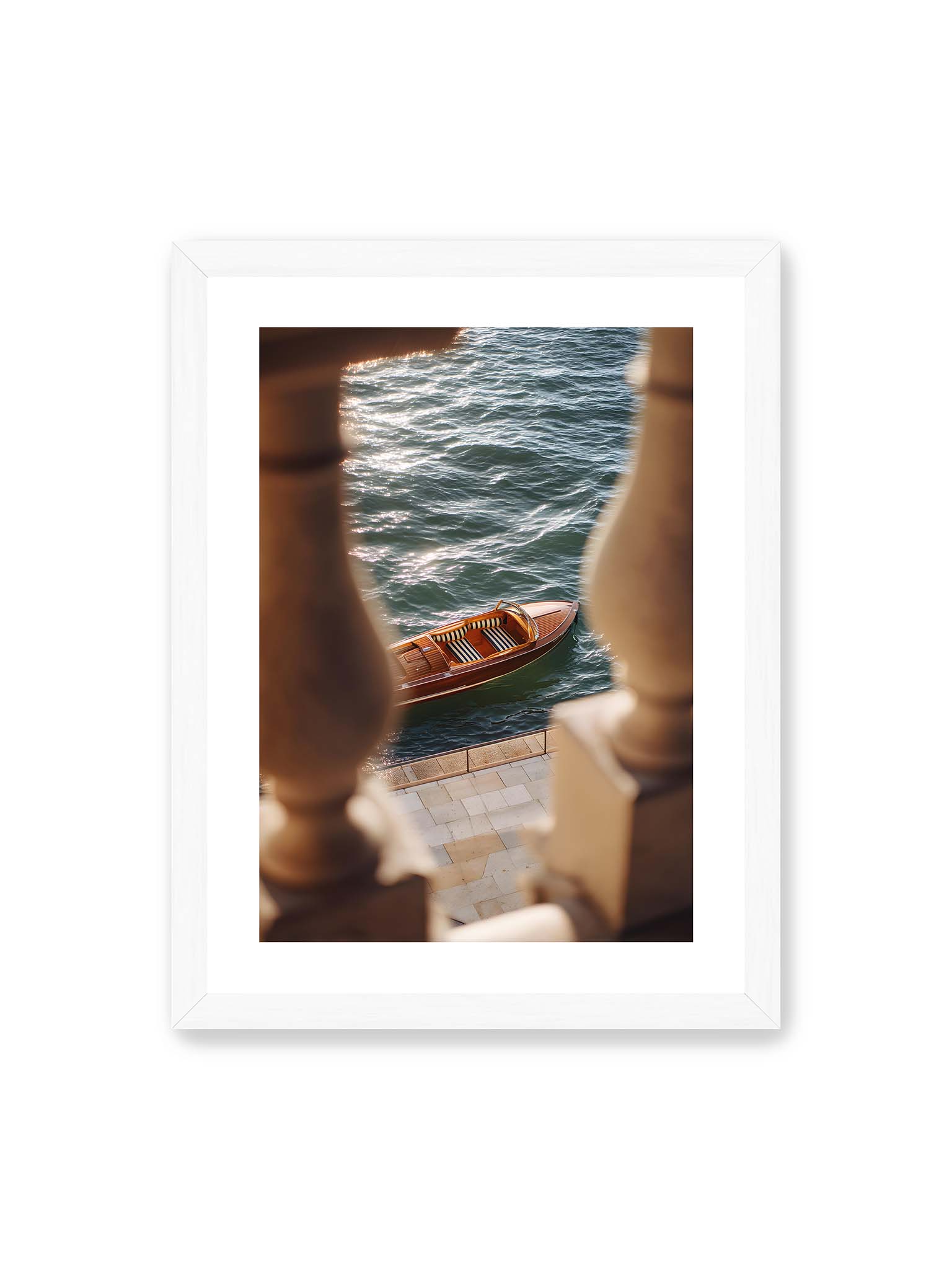 30x40 cm, weißer Galerie-Rand, weißer Rahmen – Boot im Wasser aus erhöhter Perspektive, eingerahmt von unscharfen Säulen im Vordergrund.