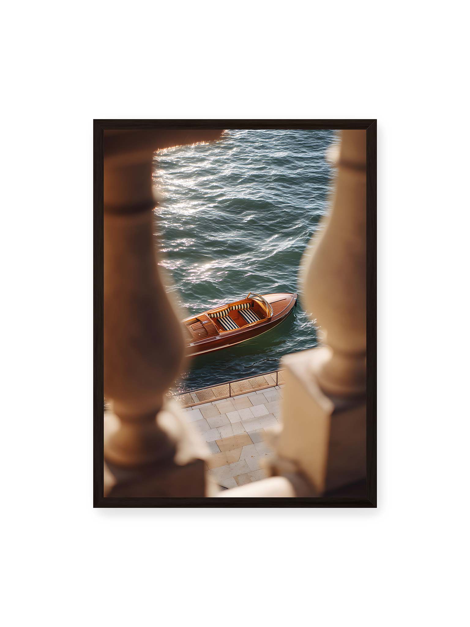50x70 cm, schwarzer Rahmen – Boot im Wasser aus erhöhter Perspektive, eingerahmt von unscharfen Säulen im Vordergrund.