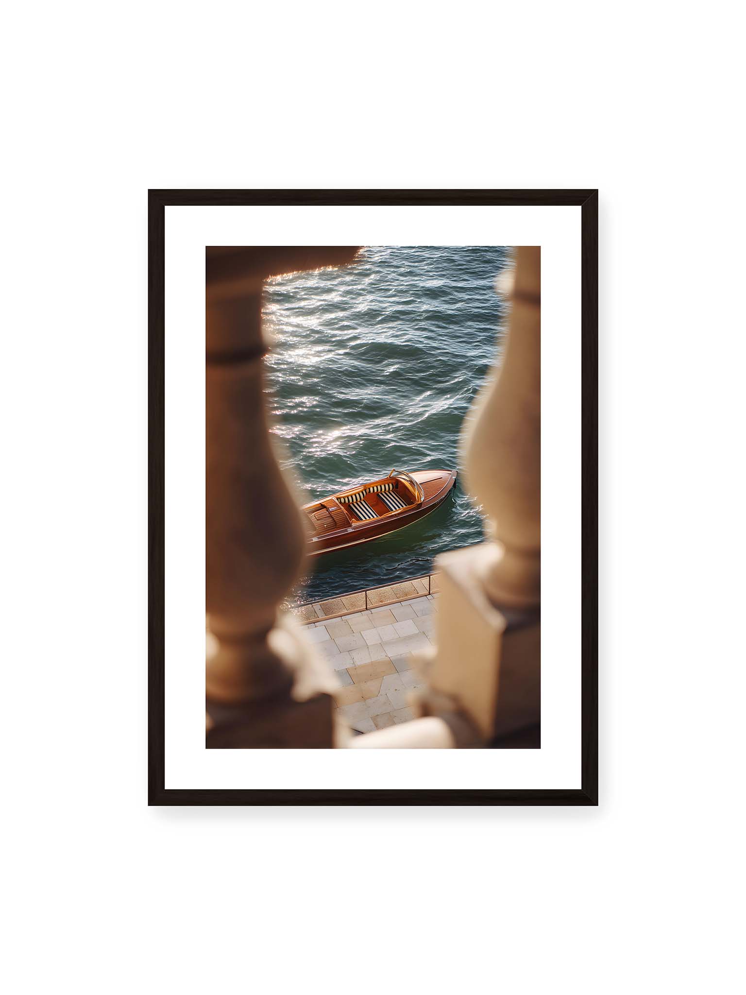 50x70 cm, weißer Galerie-Rand, schwarzer Rahmen – Boot im Wasser aus erhöhter Perspektive, eingerahmt von unscharfen Säulen im Vordergrund.