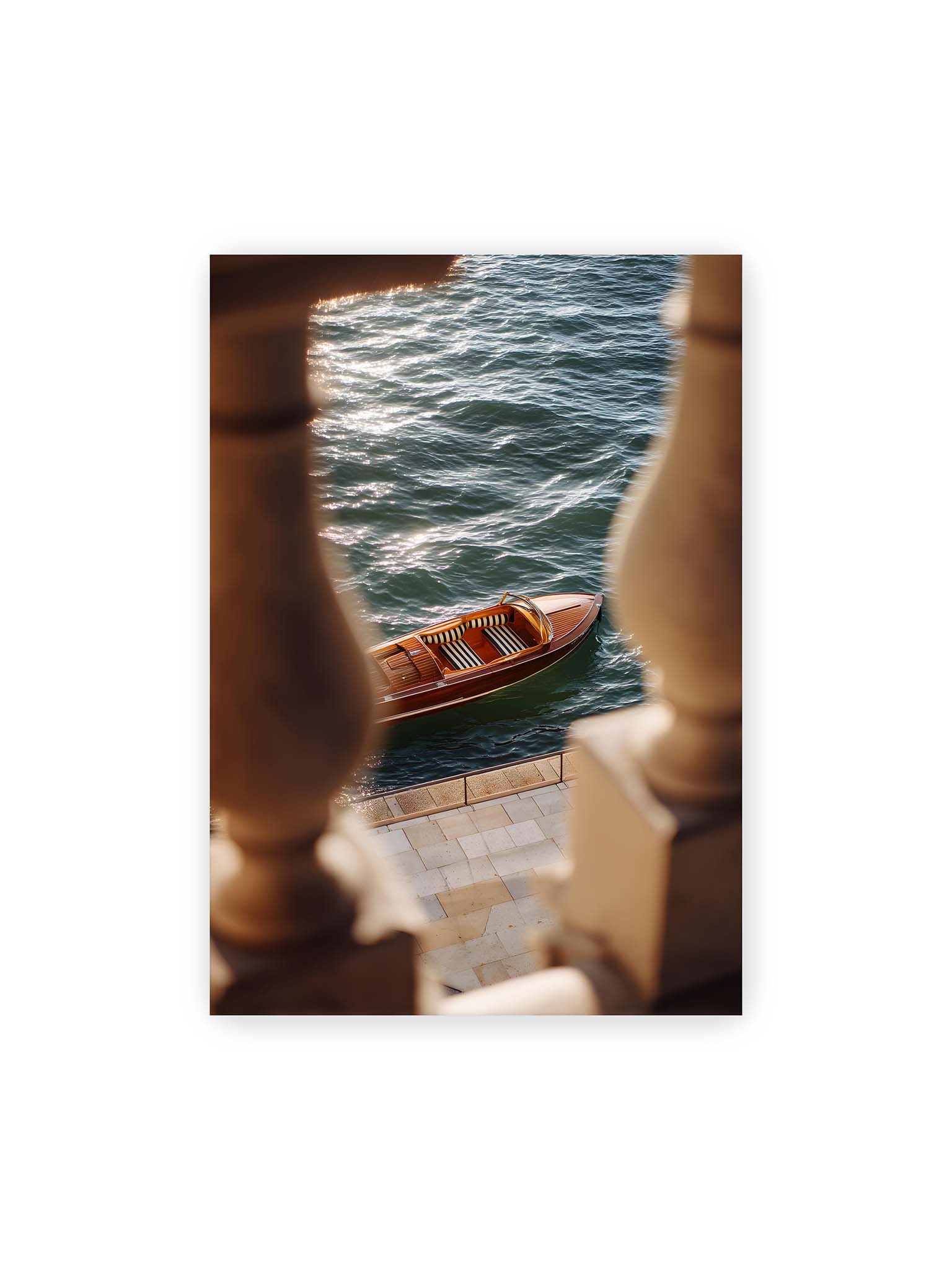 70x100 cm – Boot im Wasser aus erhöhter Perspektive, eingerahmt von unscharfen Säulen im Vordergrund.